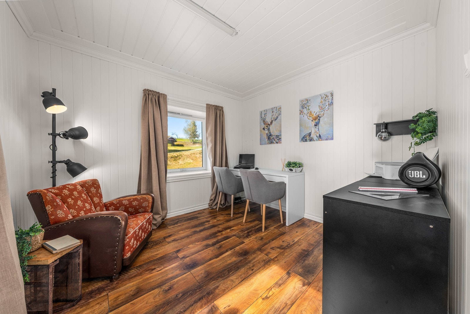 Soverom, hjemmekontor eller hobbyrom. Det er rikelig med plass i hovedhuset. Galleribilde
