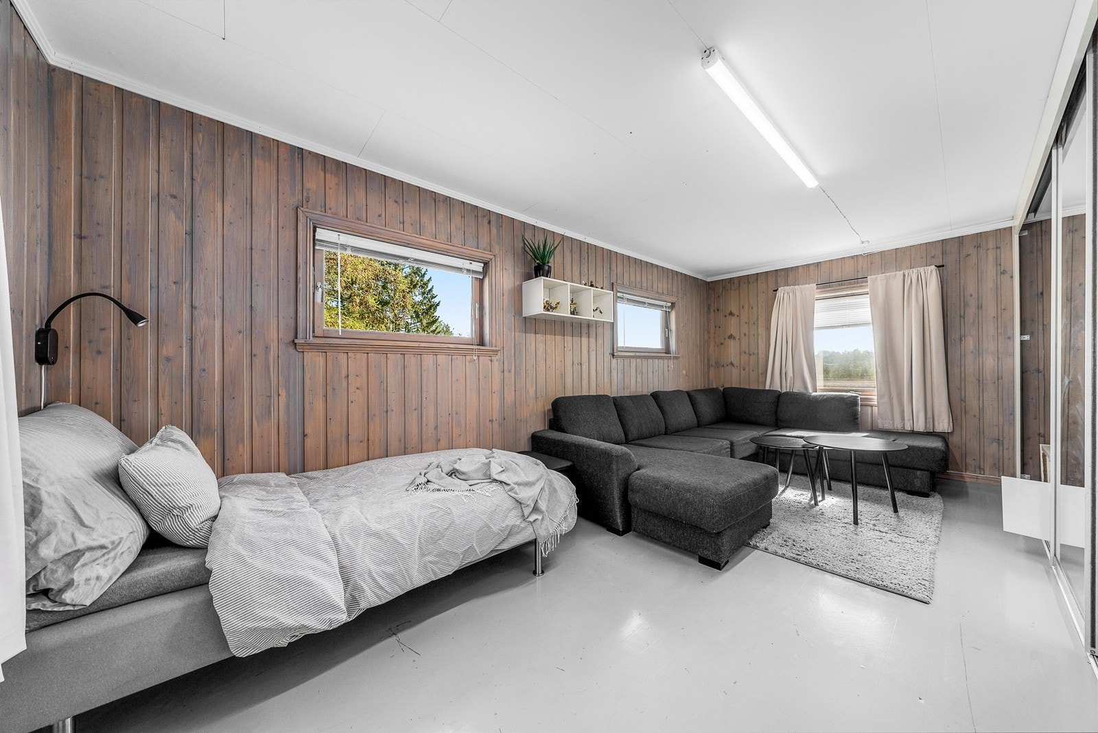 Soverom med skyvedørsgarderobe - også med plass til sofa! Galleribilde
