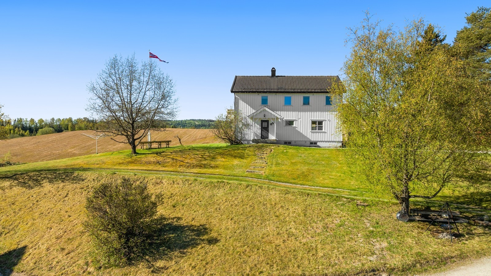 Kårboligen er oppført i ca. 1968. Den har tidligere vært nyttet som tomannsbolig med kjøkken/bad/stue og soverom i hver etasje. Galleribilde