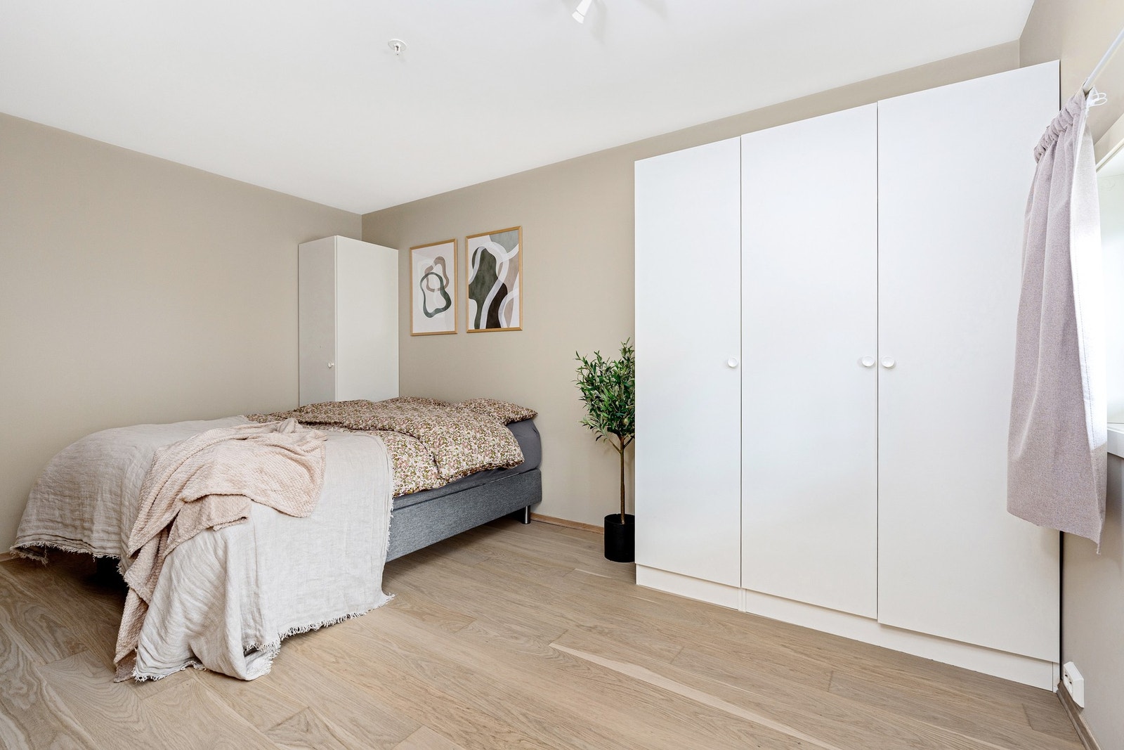 Stort hovedsoverom med garderobeskap Galleribilde