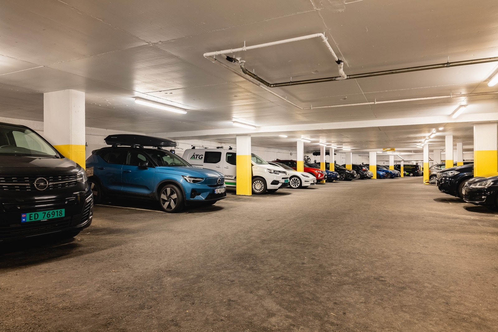 Med leiligheten følger fast parkeringsplass i felles garasjeanlegg Galleribilde