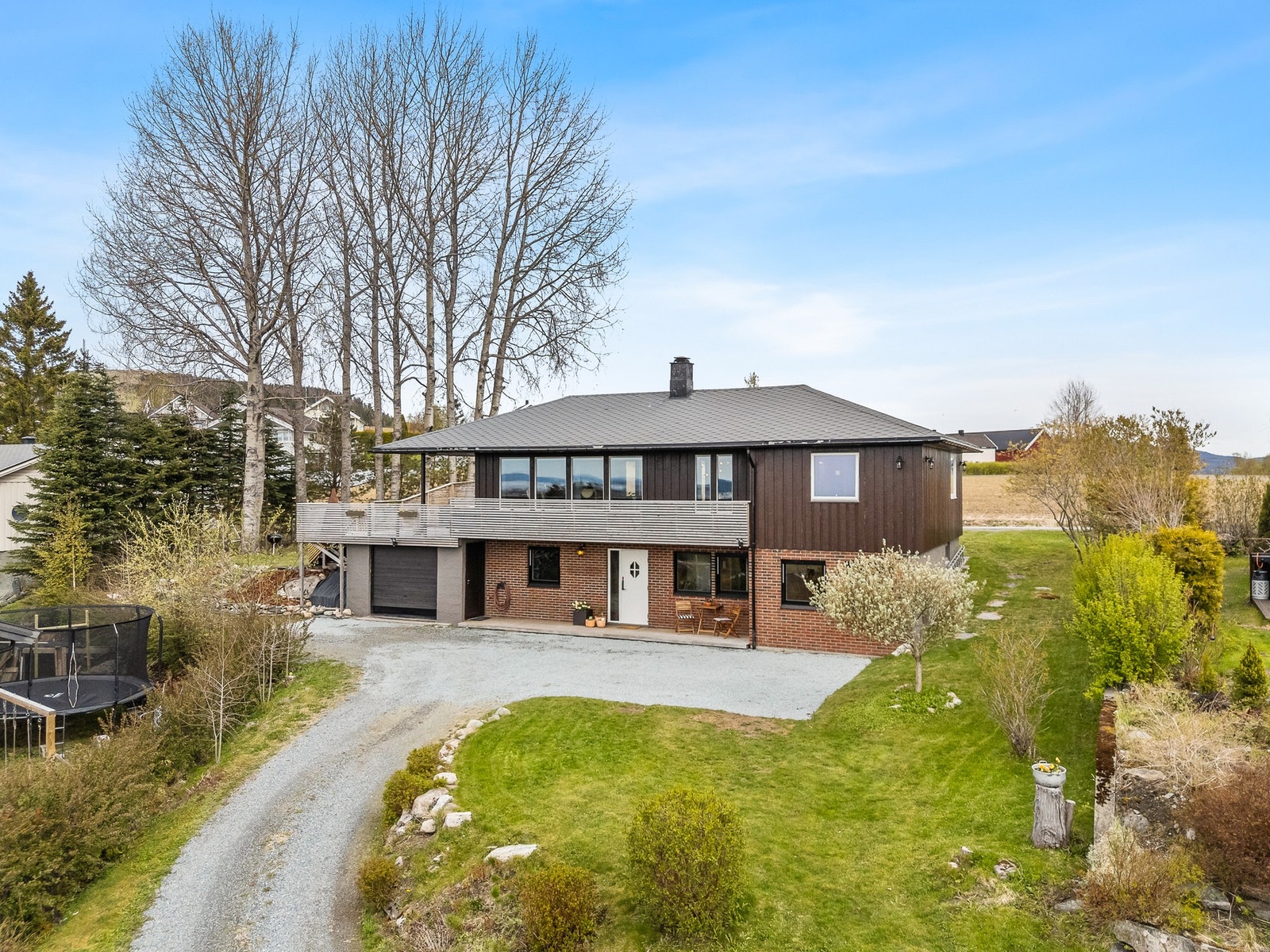 Romslig tomt. Galleribilde