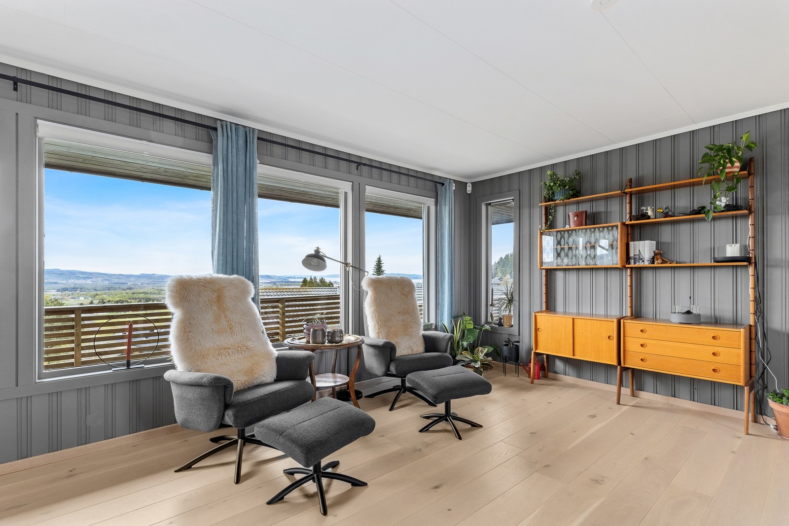 Stue med store vinduer mot verdal. Meget flott utsikt fra både stuen og eiendommen. Galleribilde