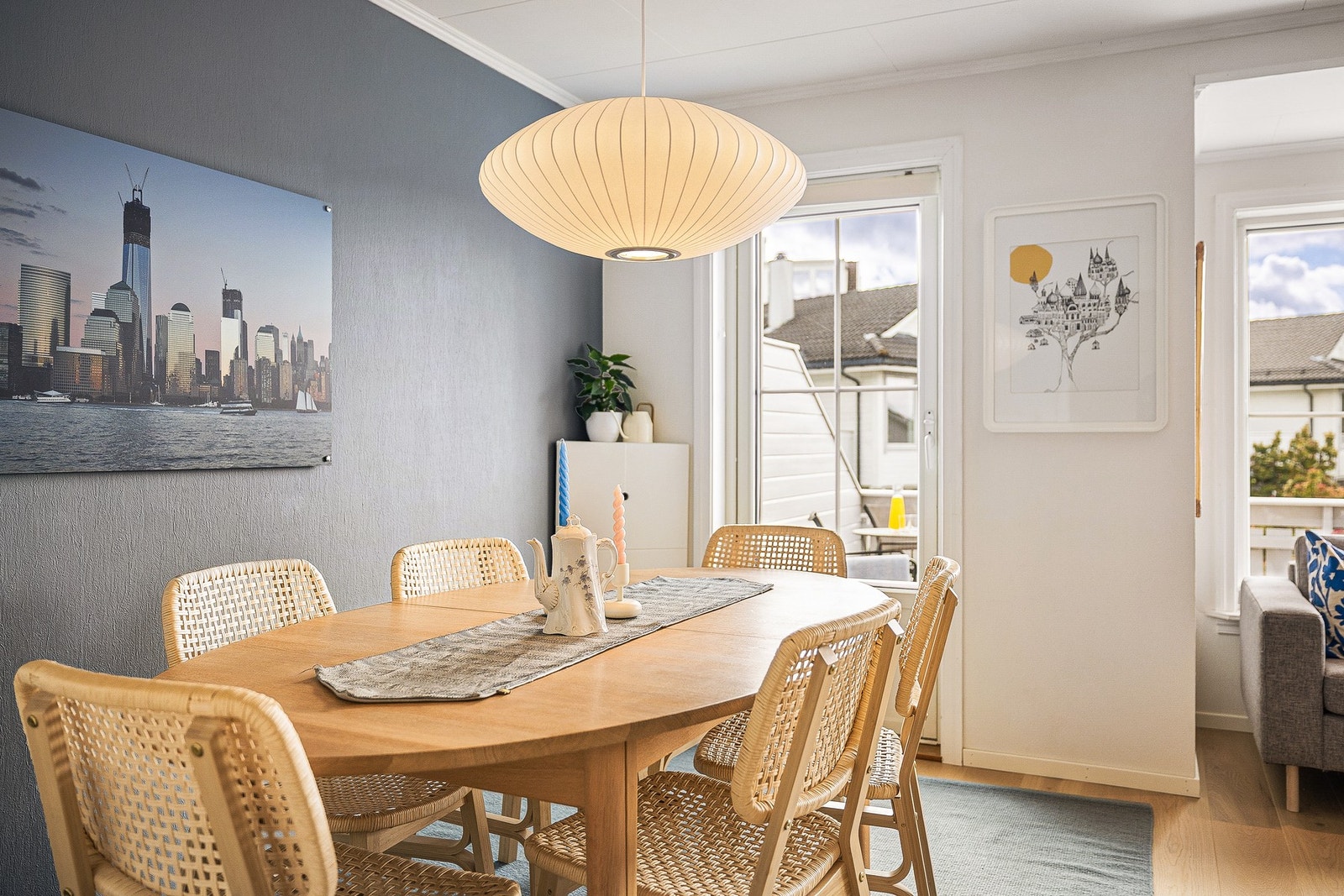 - Fra stuen er det utgang til en stor og solrik terrasse på hele 26 m² - Galleribilde