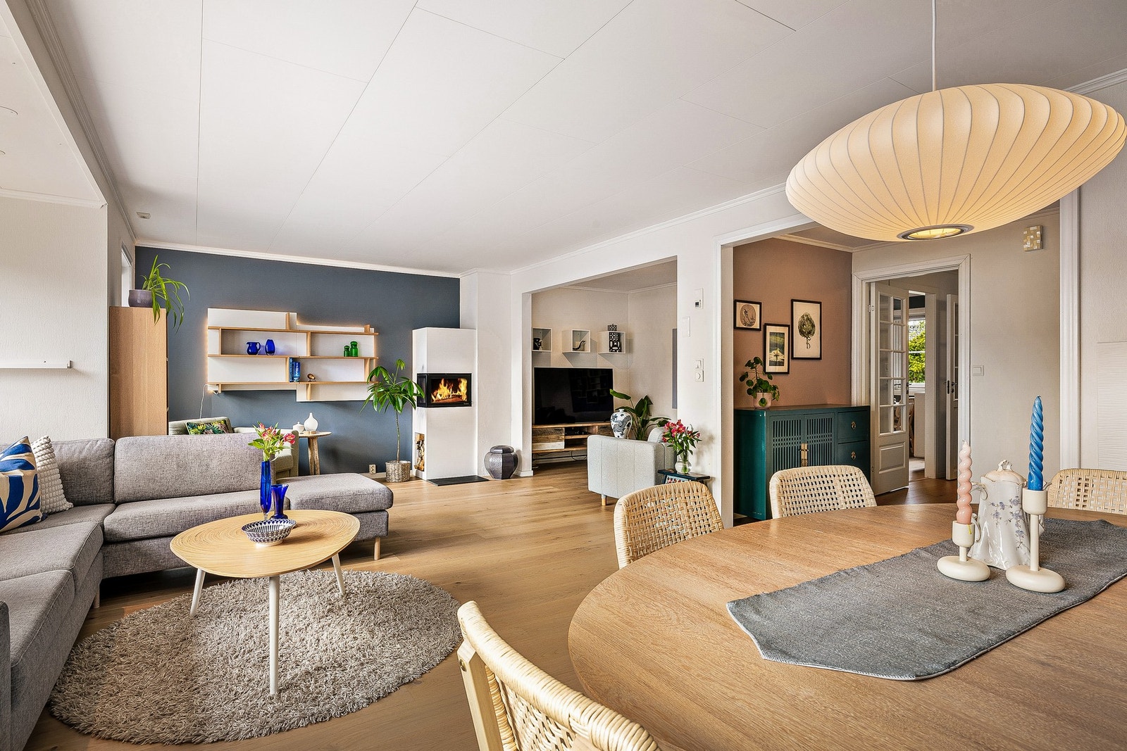 - Stuen er romslig og svært innbydende, med god plass til flere møbleringssoner - Galleribilde