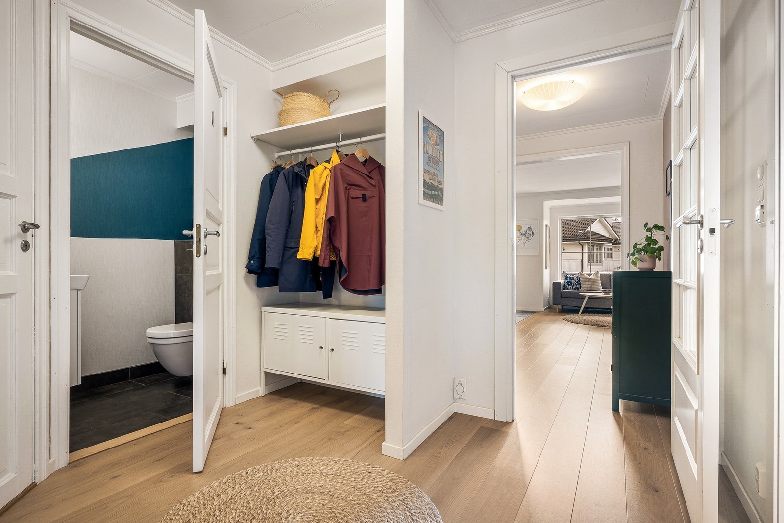 - Videre leder boligen inn til en romslig gang med ytterligere oppbevaringsmuligheter - Galleribilde