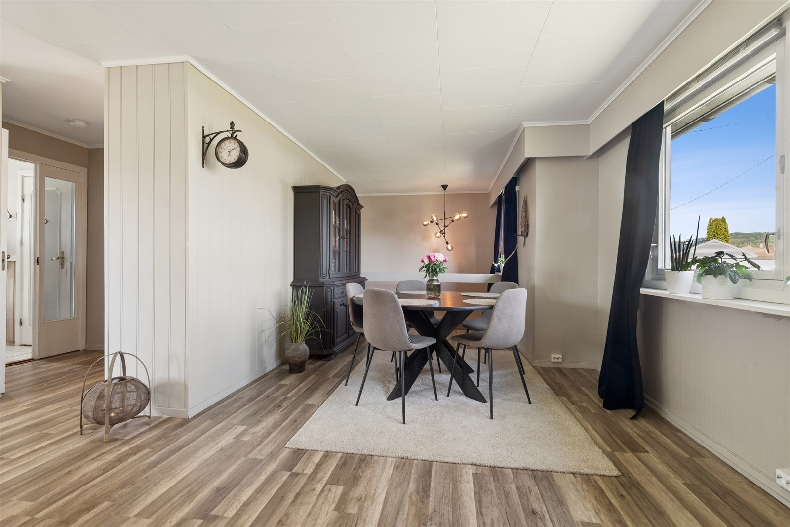 Her er det god plass til spisegrupper i ulike størrelser og fasonger. Galleribilde