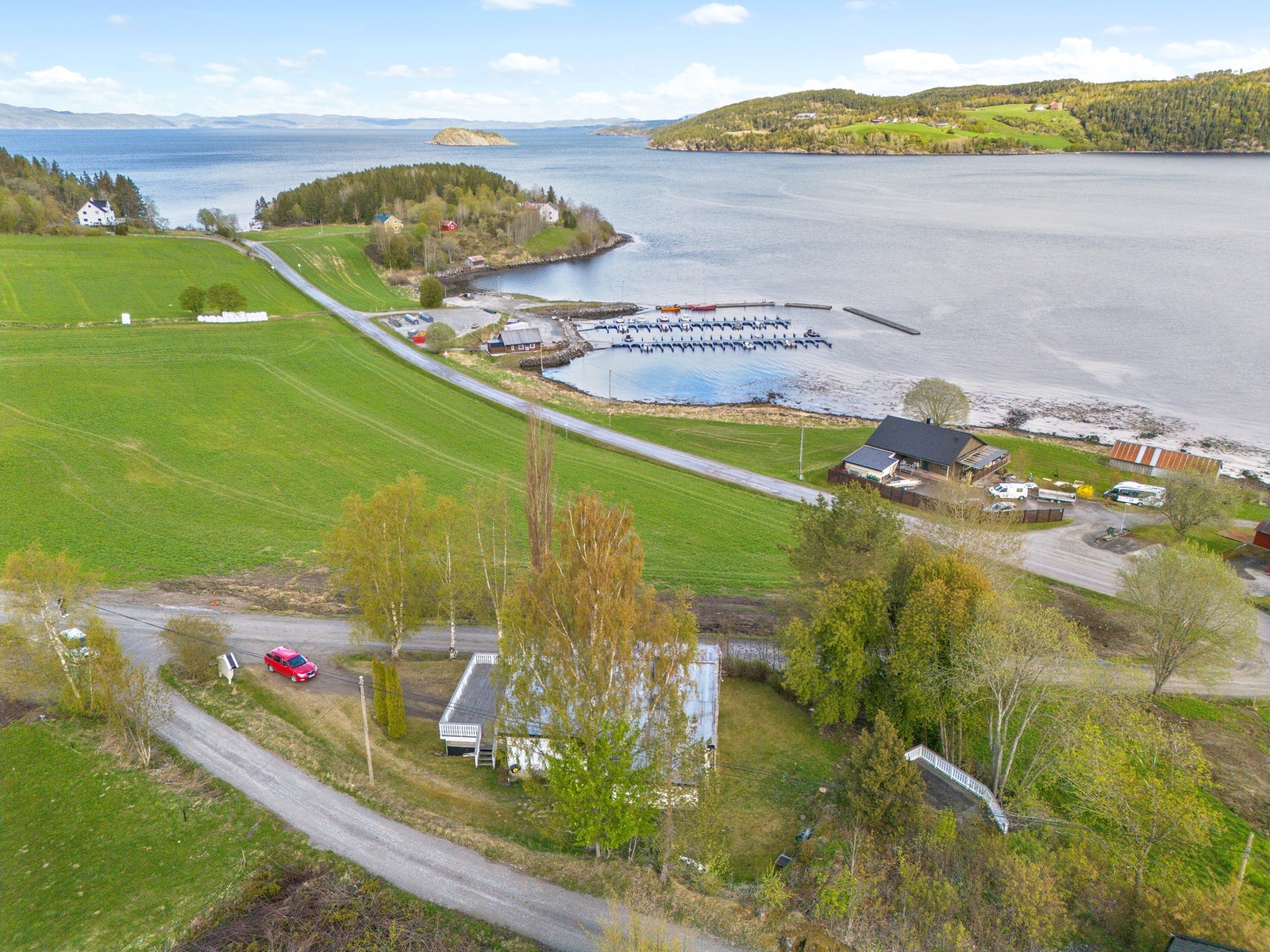 Eiendom med vid sjøutsikt, gode solforhold og kun ca 250 meter til småbåthavna i Venneshanm. Galleribilde