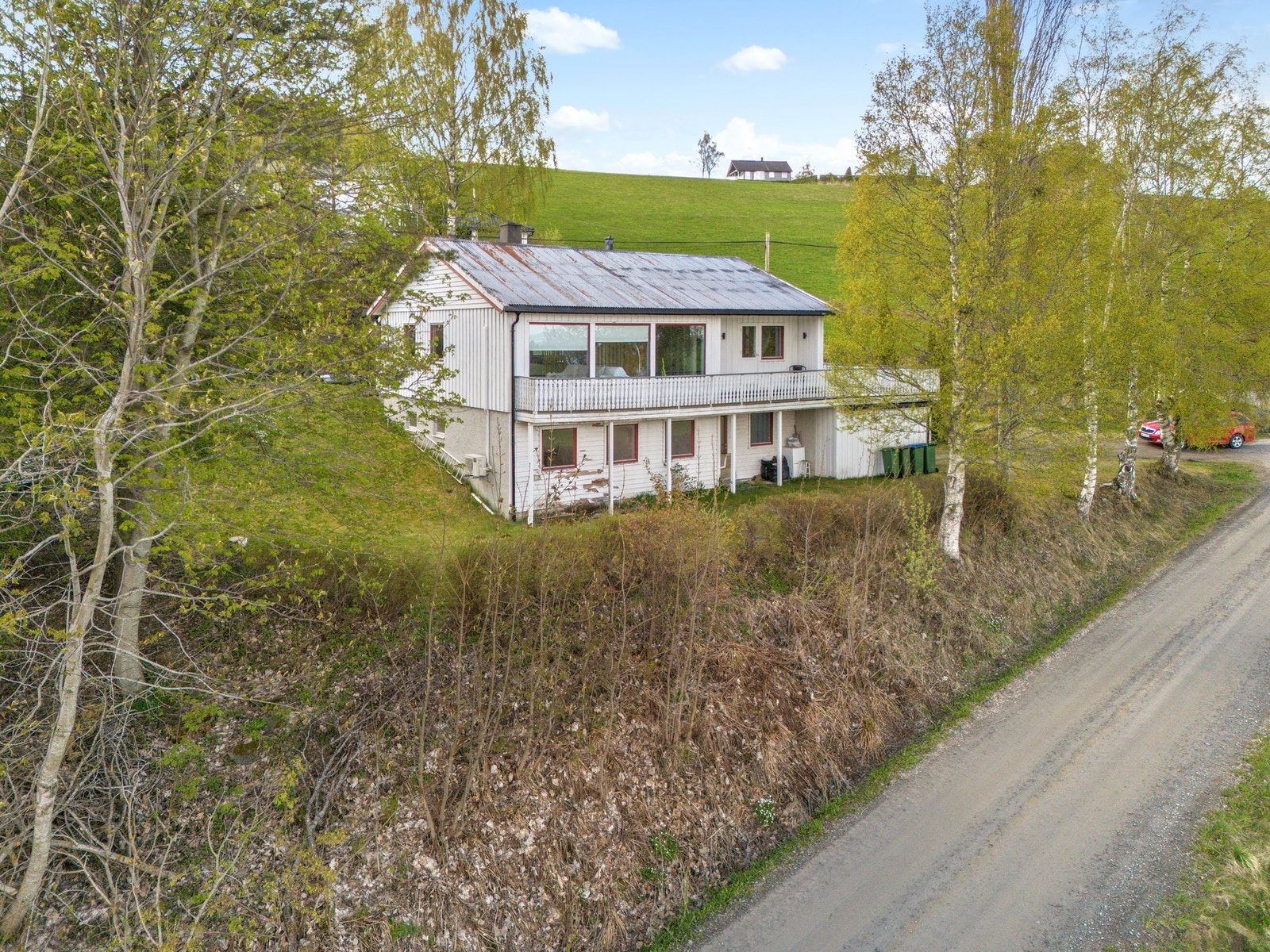 Innholdsrik enebolig med romslig tomt på ca 1,8 mål. Galleribilde
