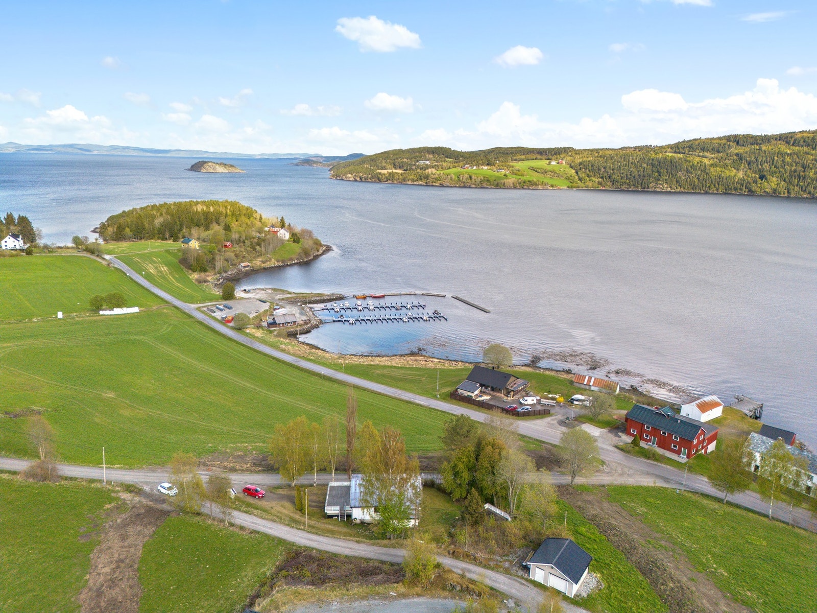 Her er det umiddelbar nærhet til sjøen, samt gode turmuligheter både sommer og vinter. Galleribilde