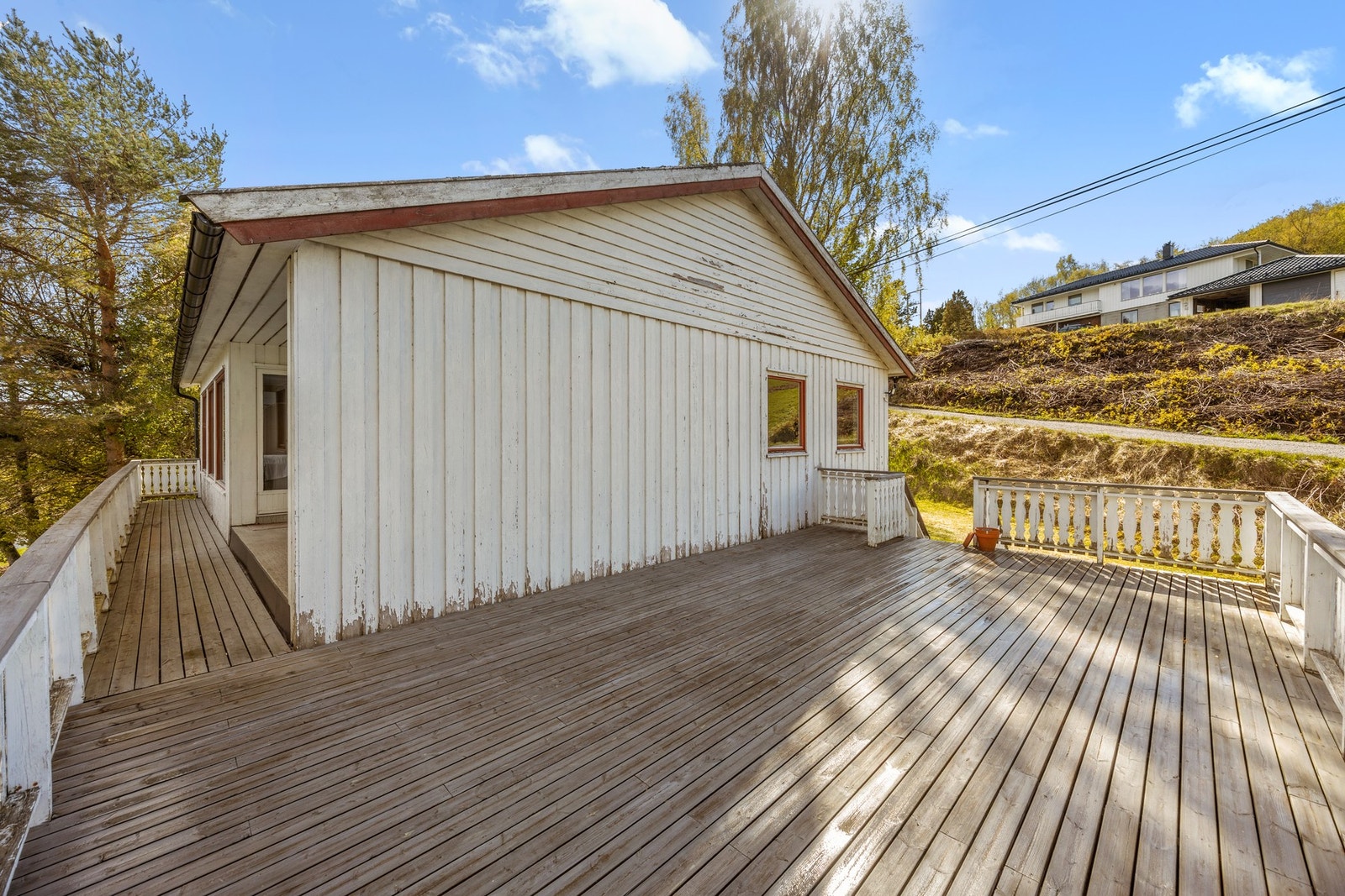 Terrassen nås både via stue og soverom Galleribilde