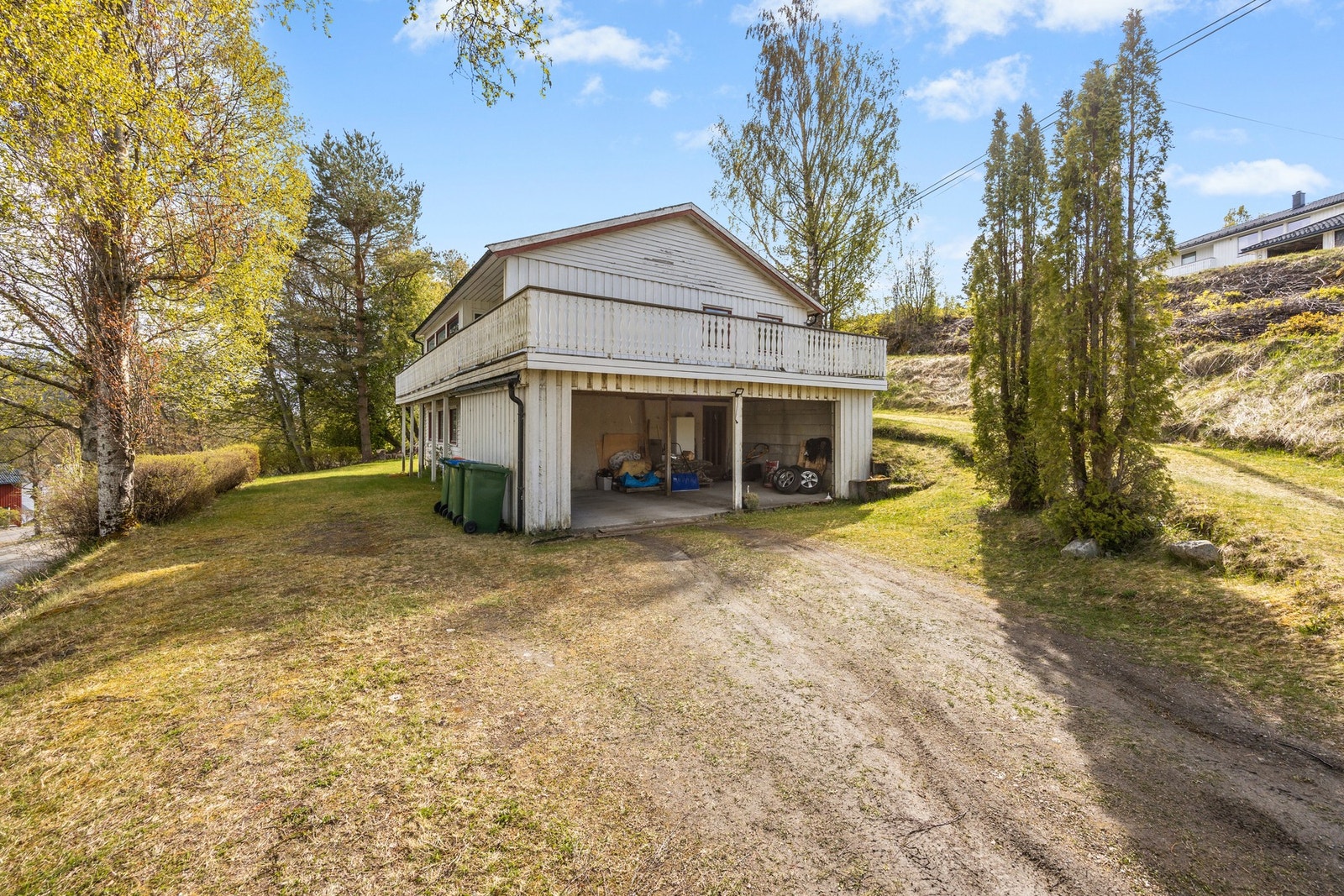 Gruslagt gårdsplass med adkomst til carport på 32 kvm Galleribilde