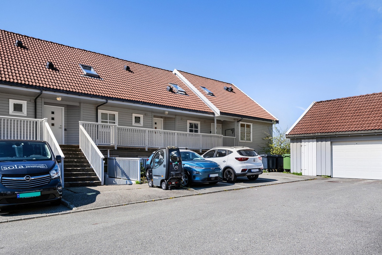Parkeringsplassen innerst mot garasjen tilhører denne leiligheten. Der er det også installert el-bil lader. Galleribilde
