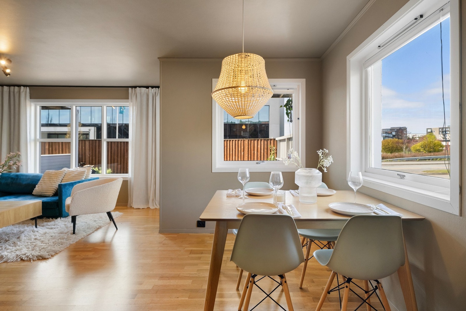 Endeplasseringen gjør at leiligheten har mye vindusflater. Galleribilde
