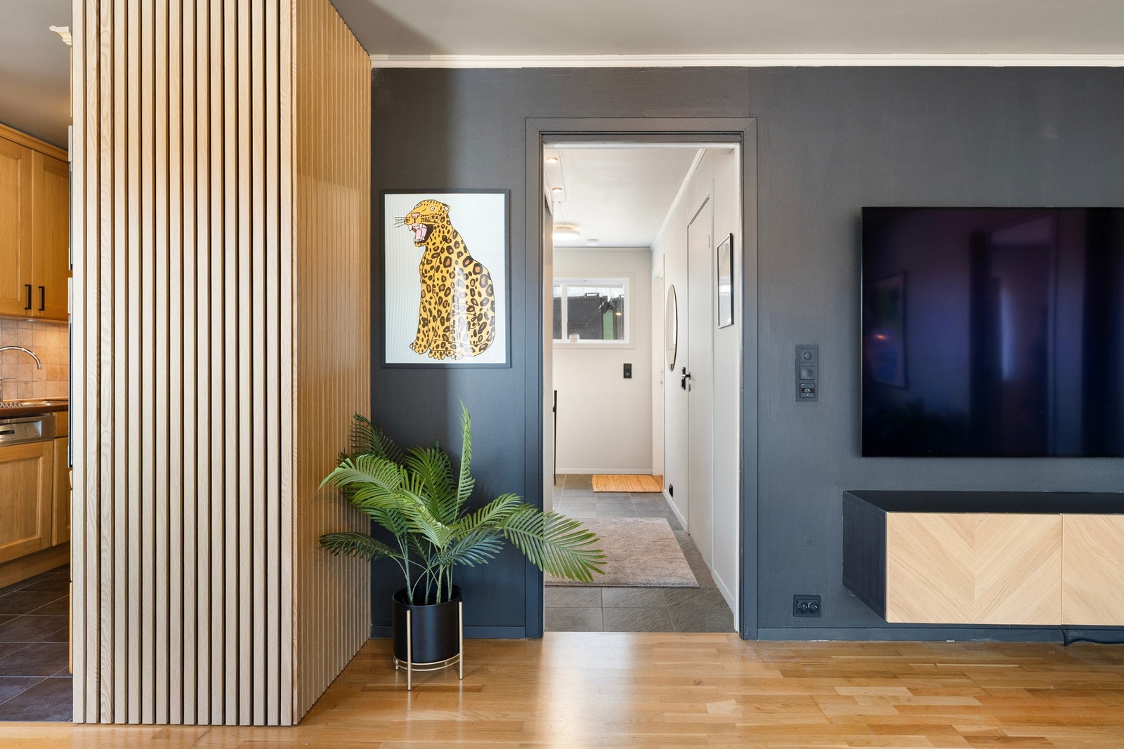 Entréen gir et ryddig og moderne førsteinntrykk av boligen. Galleribilde