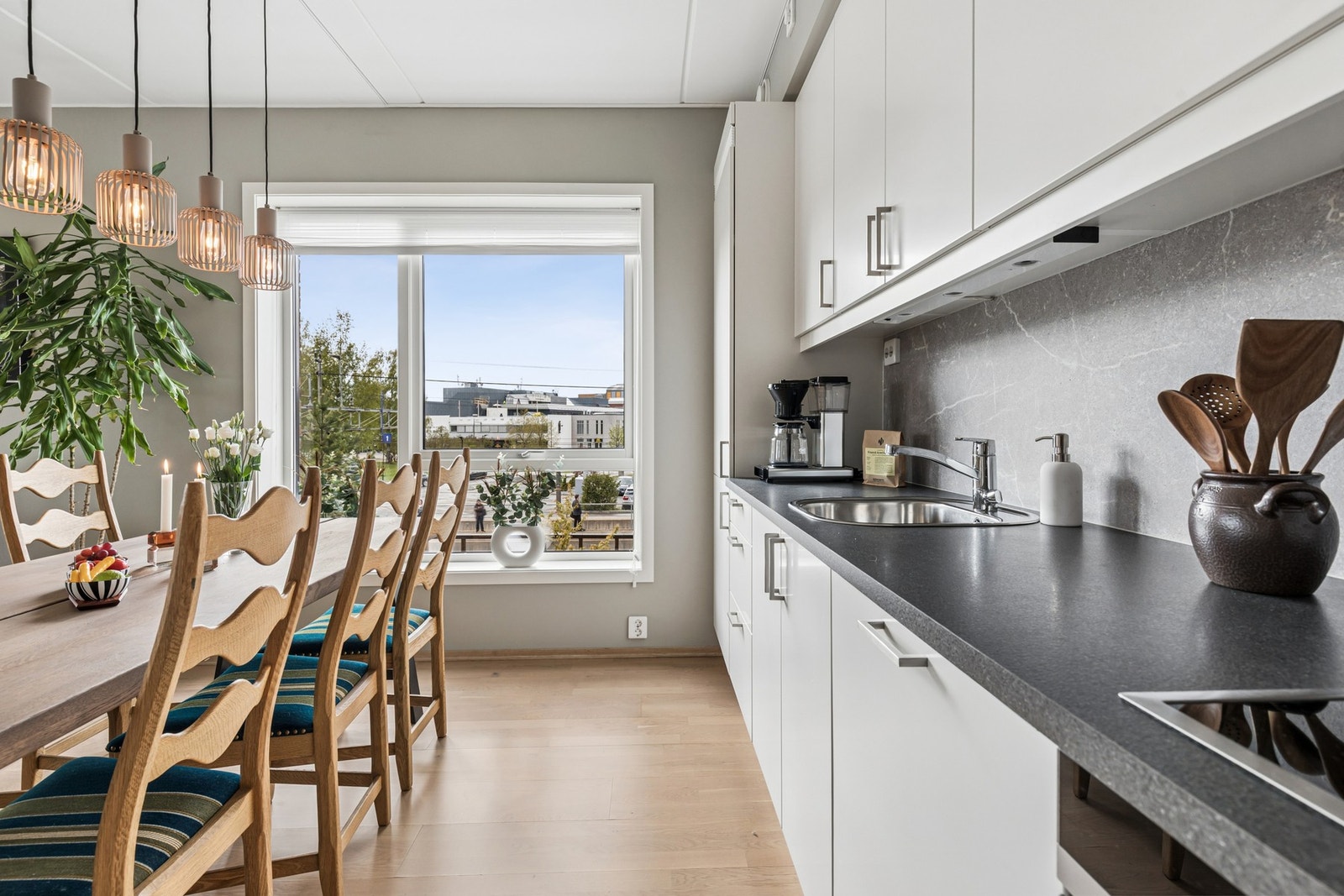 Kjøkken og stue ligger i en åpen løsning som gjør rommet sosialt og levende. Galleribilde