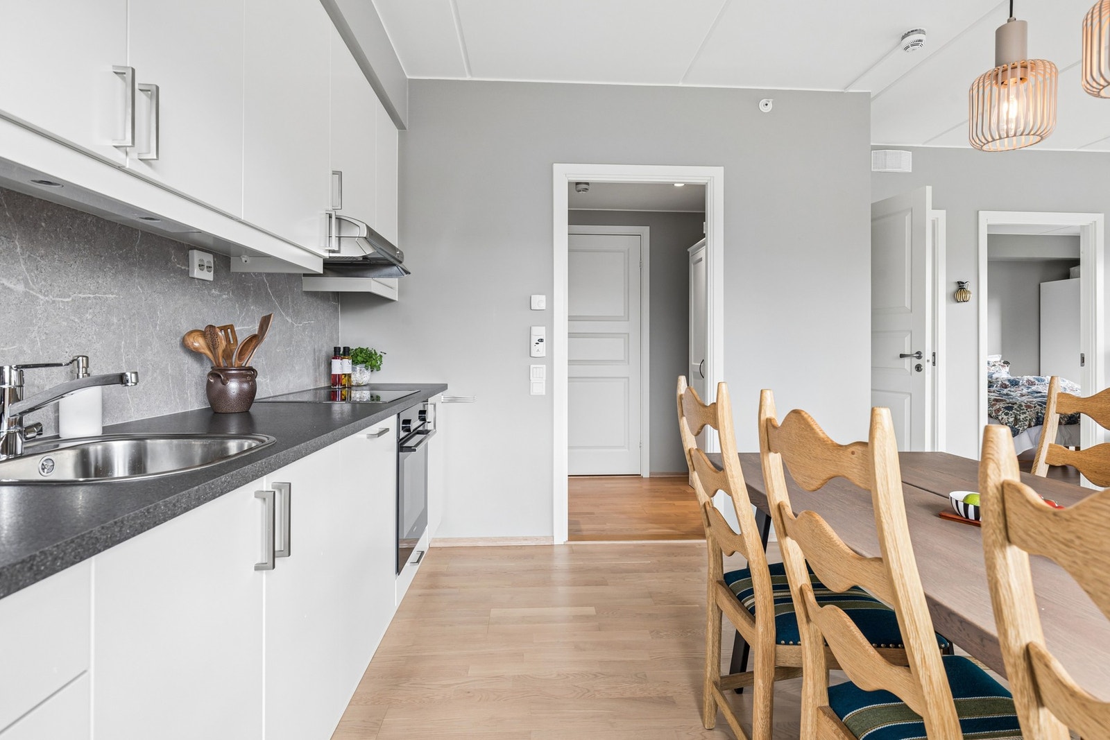Kjøkkenet blir en naturlig del av oppholdsrommet, perfekt for både hverdag og besøk. Galleribilde