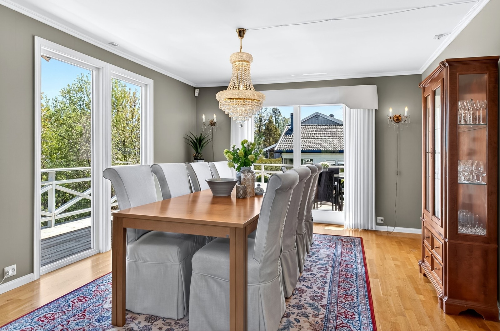 Store vindusflater gir godt med naturlig lys Galleribilde