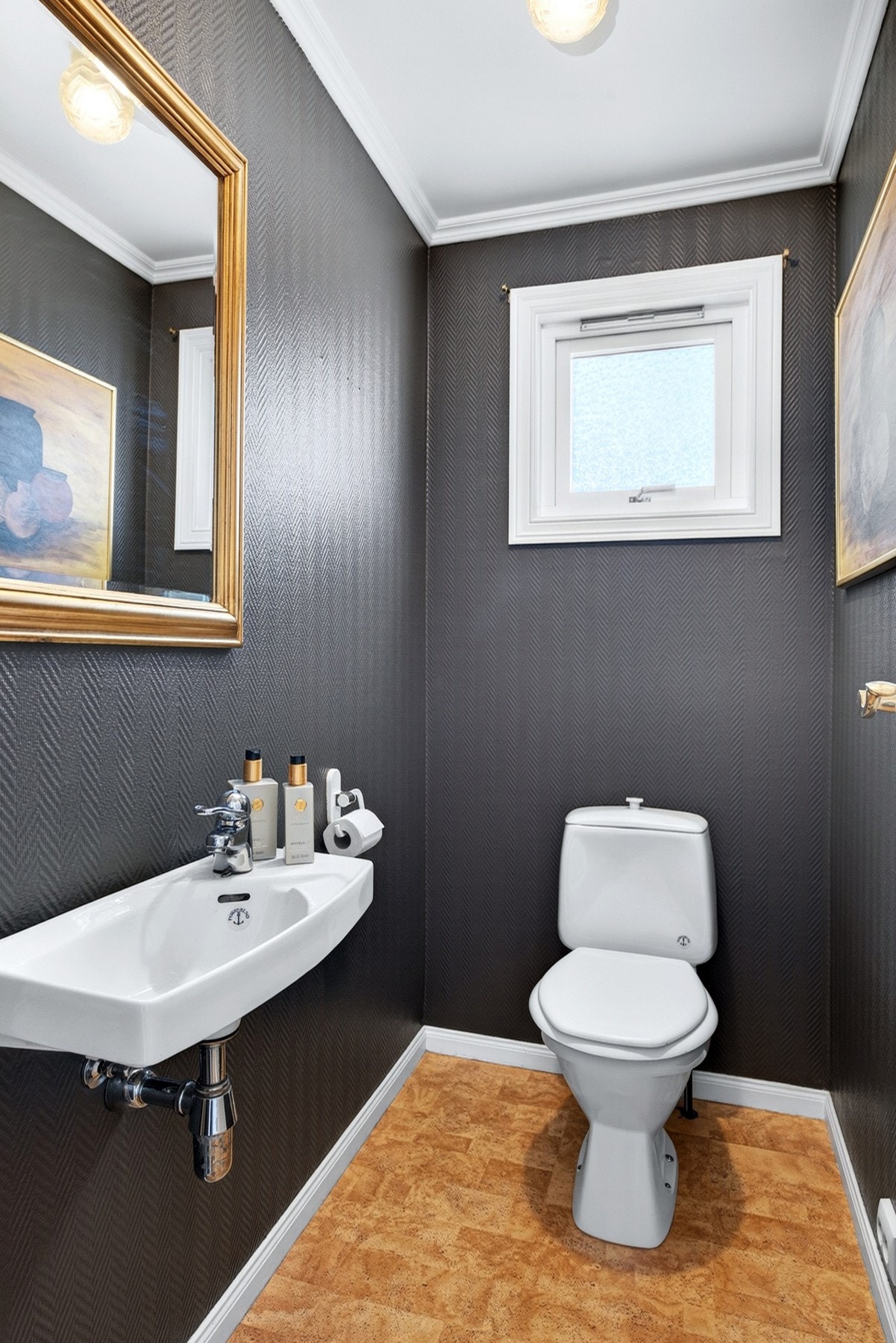 WC/gjestetoalett i hovedetasjen Galleribilde