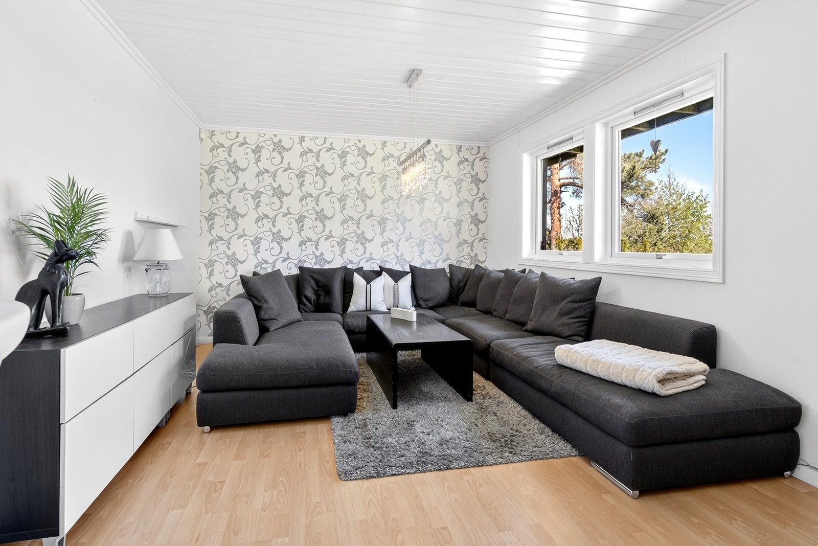 Lys og romslig kjellerstue med plass til sofagruppe Galleribilde