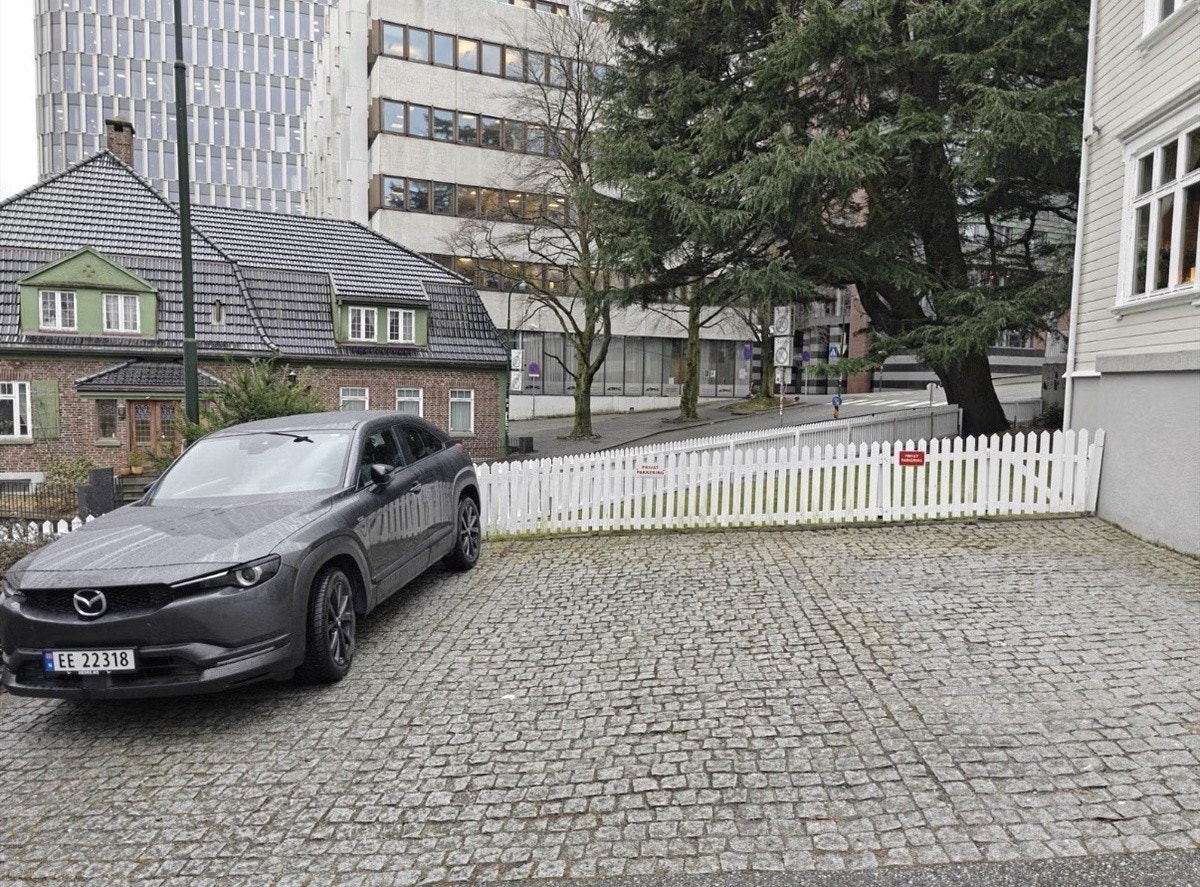 Fast parkering rett utfor huset Galleribilde