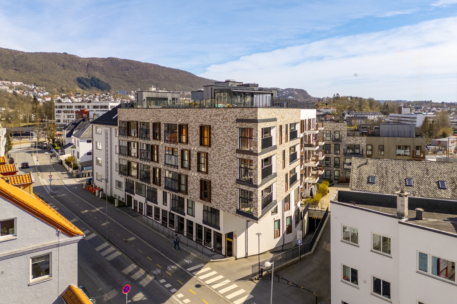Sameiet består av 72 seksjoner, hvorav 70 boligseksjoner, 1 seksjon for p-anlegg og 1 næringsseksjon. Galleribilde