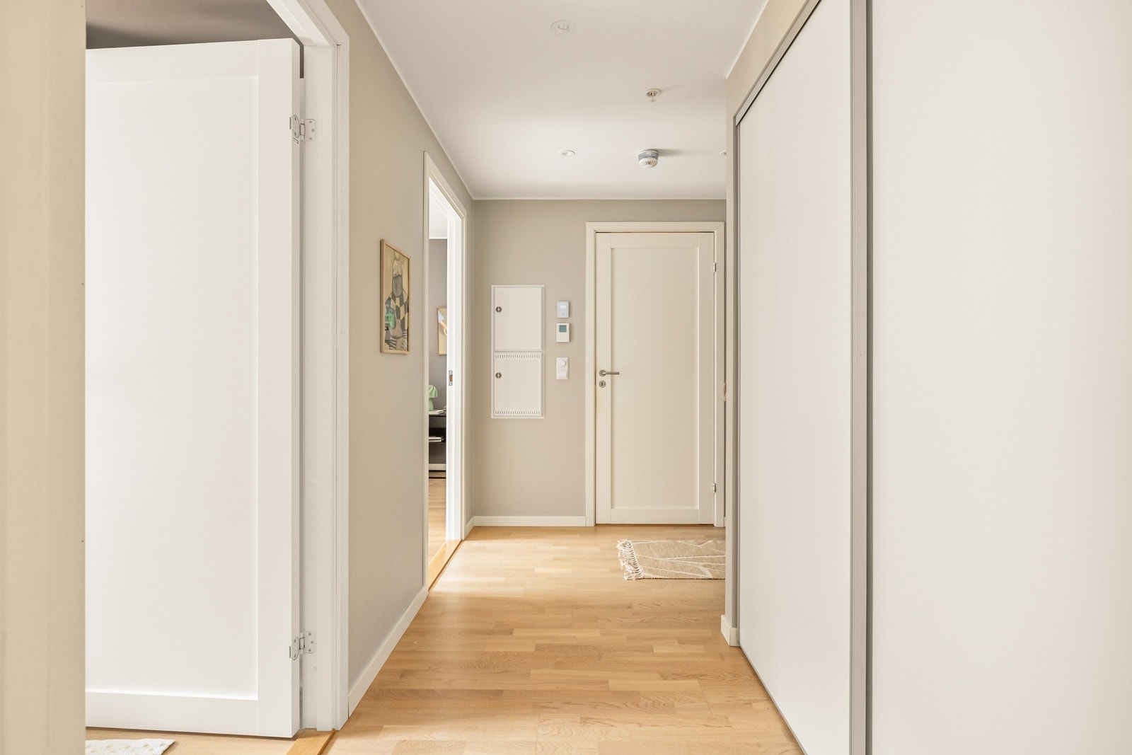 Fra gangen er det tilkomst til bad og to soverom. Galleribilde