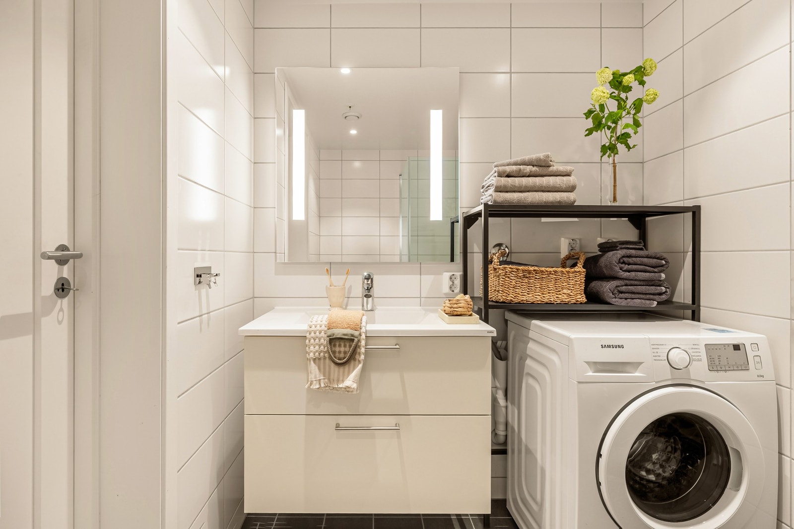 Det er opplegg for vaskemaskin og tørketrommel på badet. Galleribilde