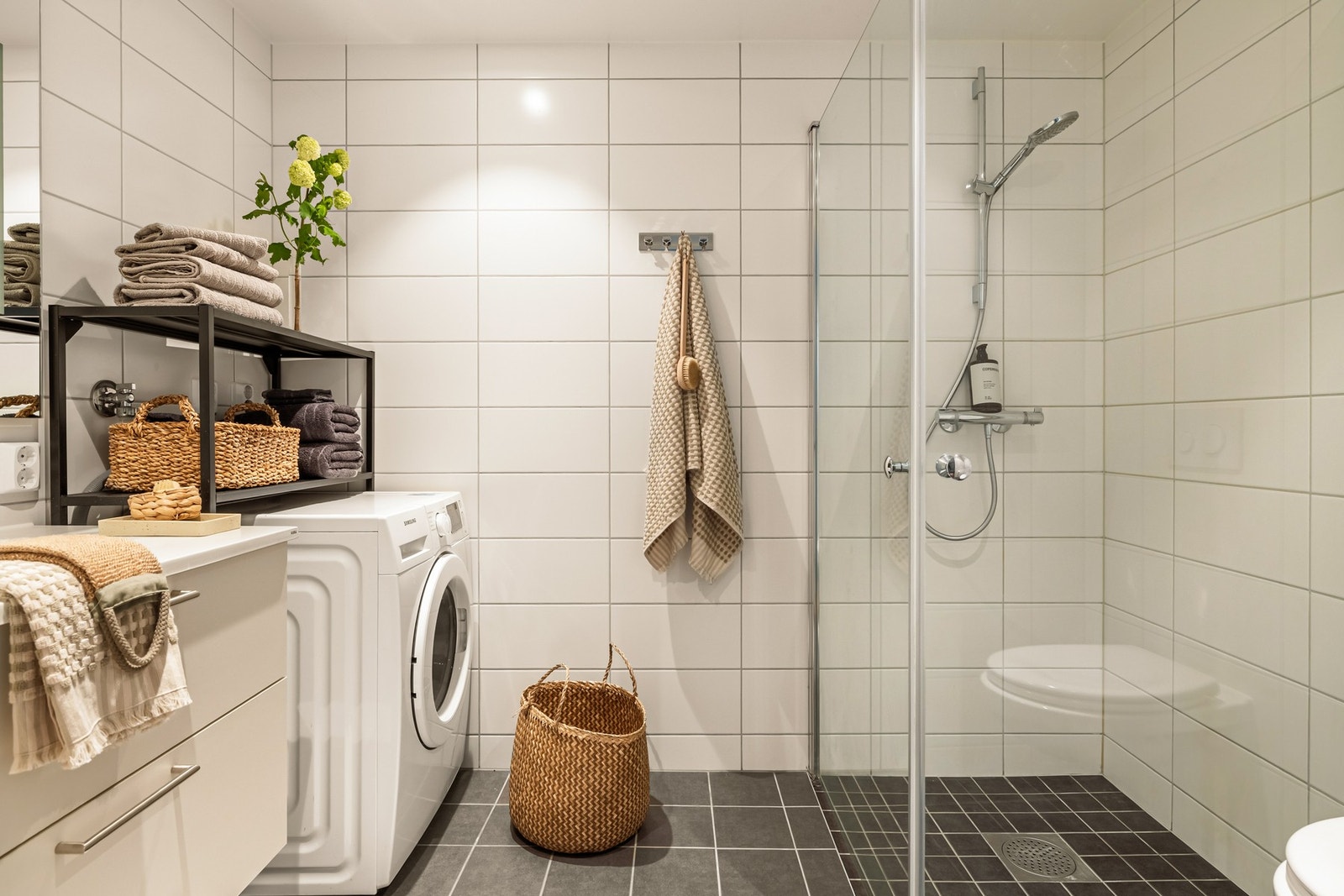 Badet er romslig og helfliset på 4,6 kvm med vannbåren gulvvarme og innfelte downlights i tak. Galleribilde