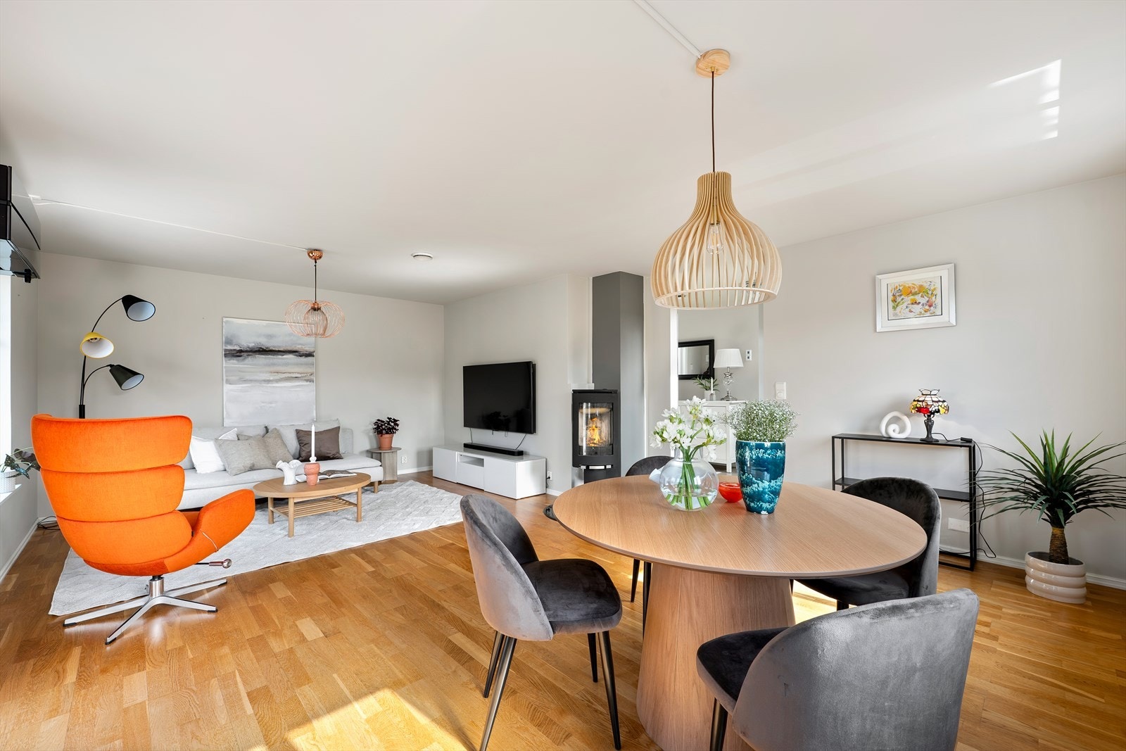 Her er det god plass til en hjørnesofa, mediemøblement og et stort spisebord Galleribilde