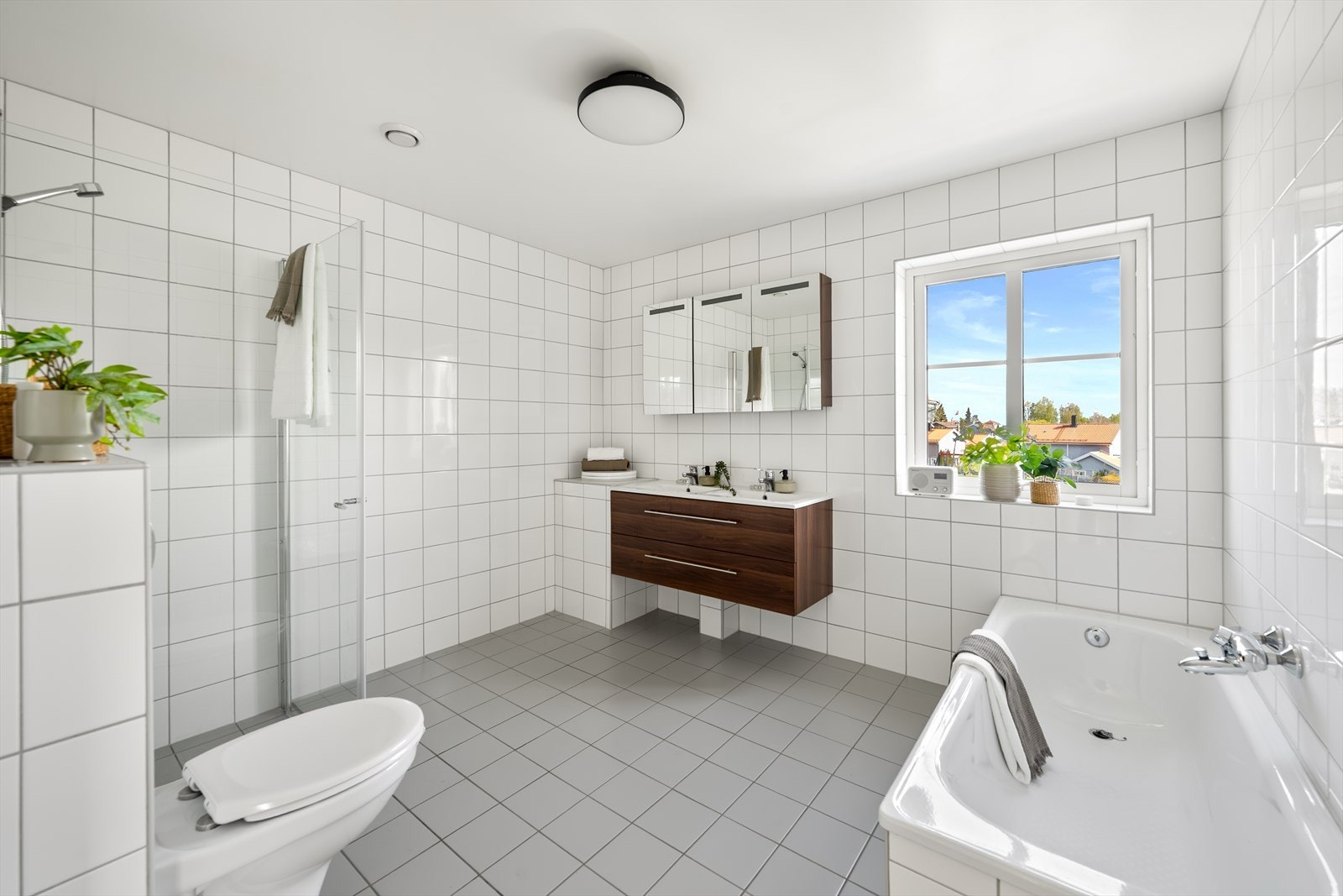 Badet har god størrelse til alt du måtte trenge Galleribilde
