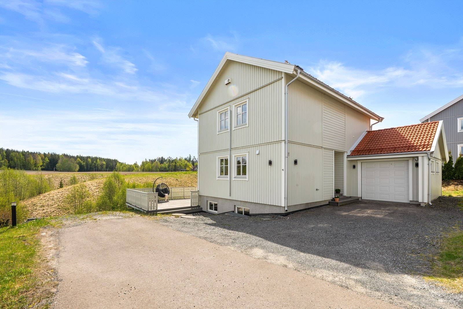 Parkering i garasje i tillegg til plass til flere biler på gårdsplassen foran garasjen og på siden av huset Galleribilde