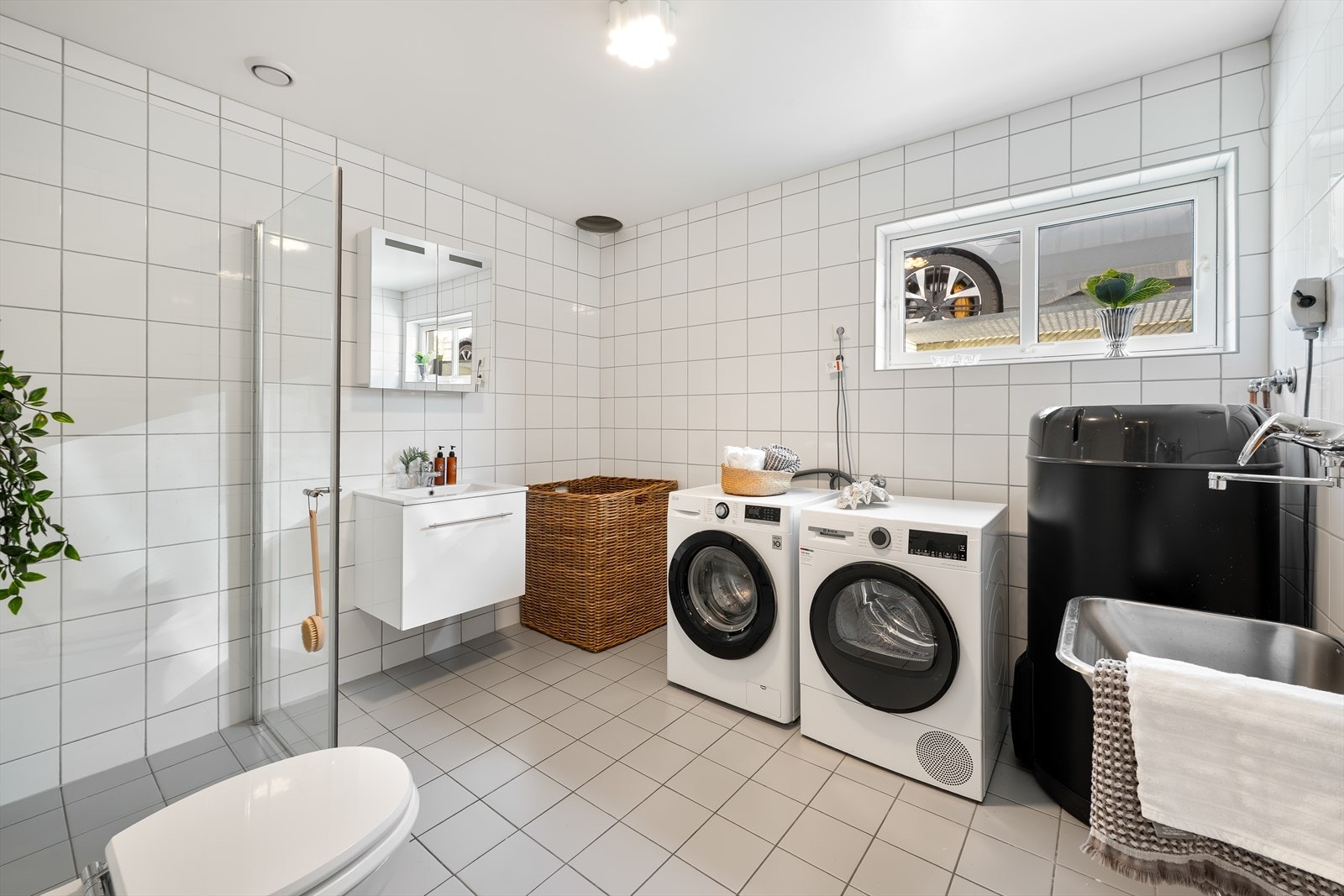 Også dette badet er av god størrelse, med do- og dusjløsning Galleribilde