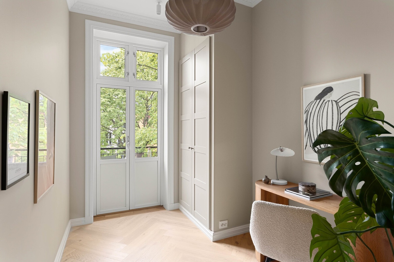 Soverom 2. Innebygd garderobe, nydelig stukkatur og utgang til balkong. Galleribilde
