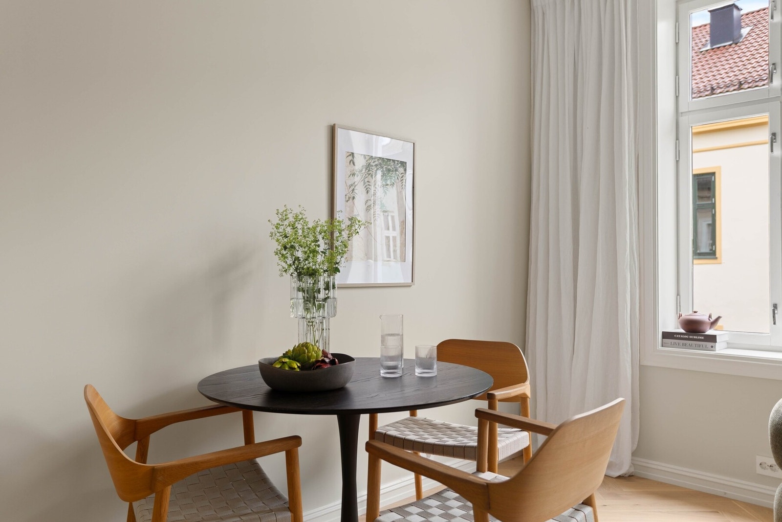 Meget god og optimalisert planløsning med plass til både spisestue og sofagruppe. Galleribilde
