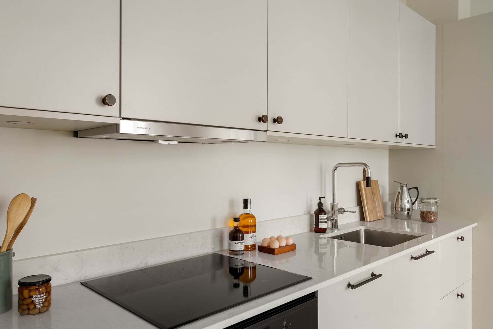 Meget påkostet benkeplate i komposittstein med backsplash. Galleribilde