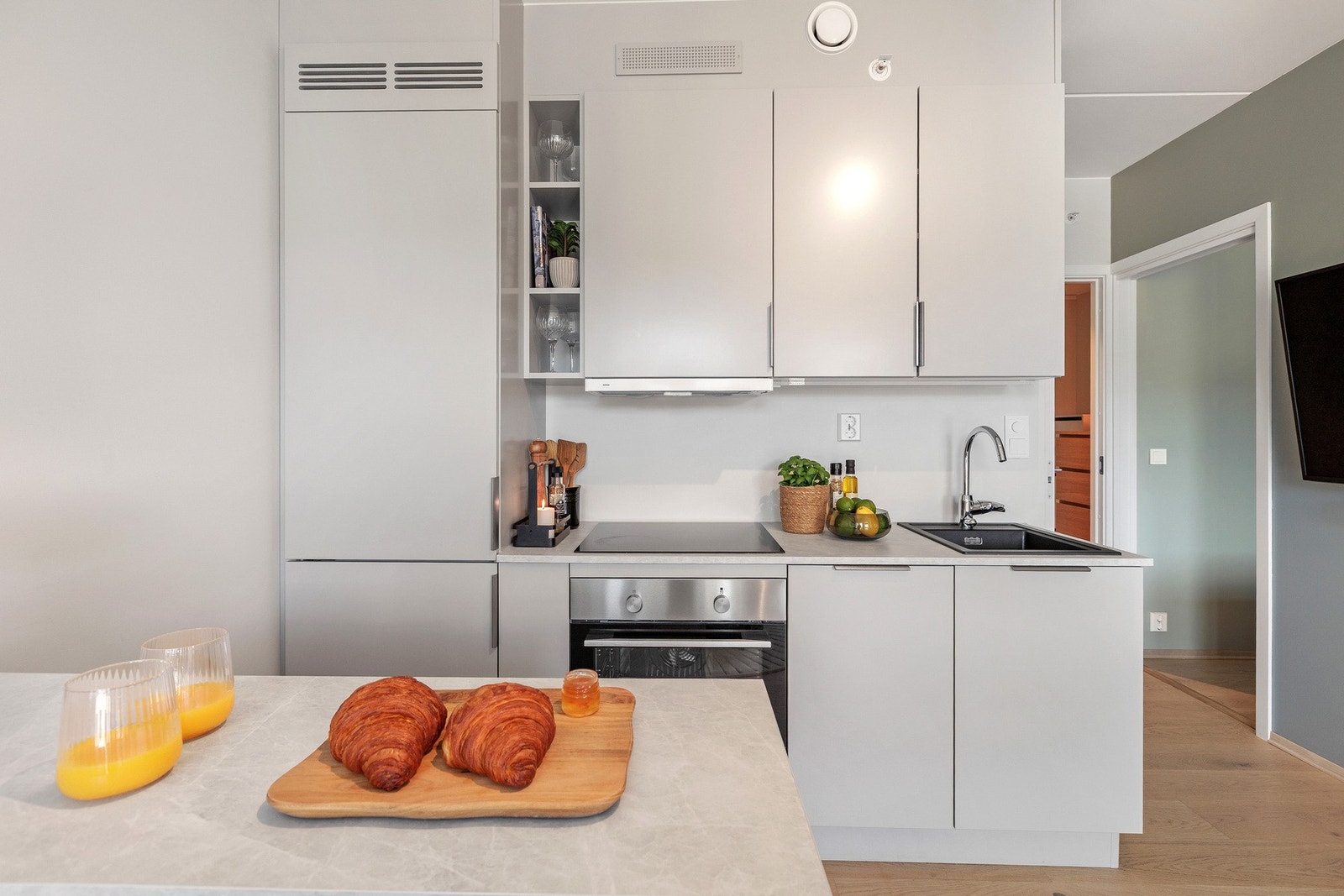 Kjøkkenet er utstyrt med integrerte hvitevarer fra Electrolux som kjøl/frys, oppvaskmaskin, induksjonstopp og stekeovn. Galleribilde