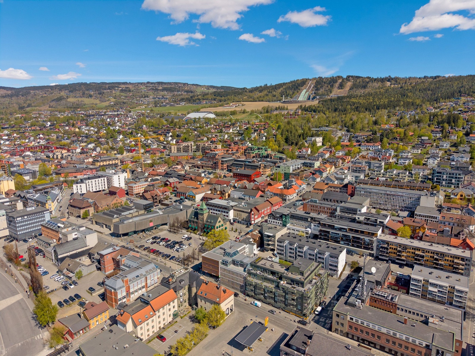 Utenfor døra har en flere tilbud av spisesteder, og et kvartal unna finner en stasjonen med buss- og togforbindelser. Galleribilde