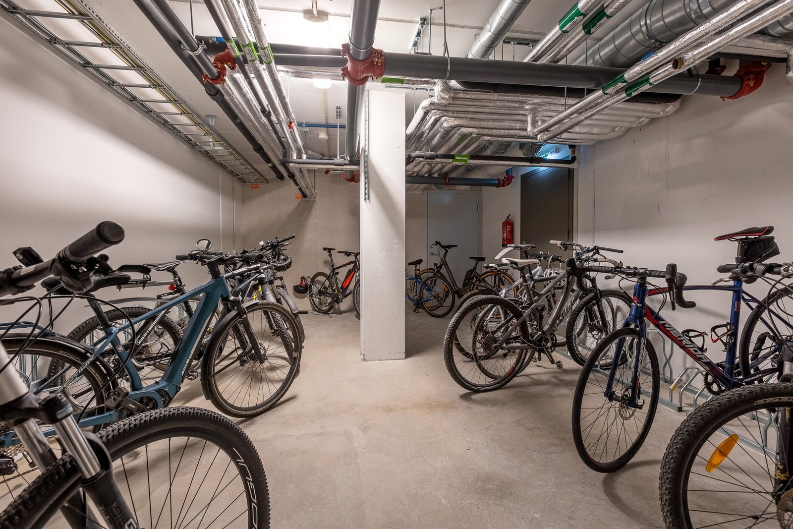 Felles sykkelparkering i kjeller. Galleribilde