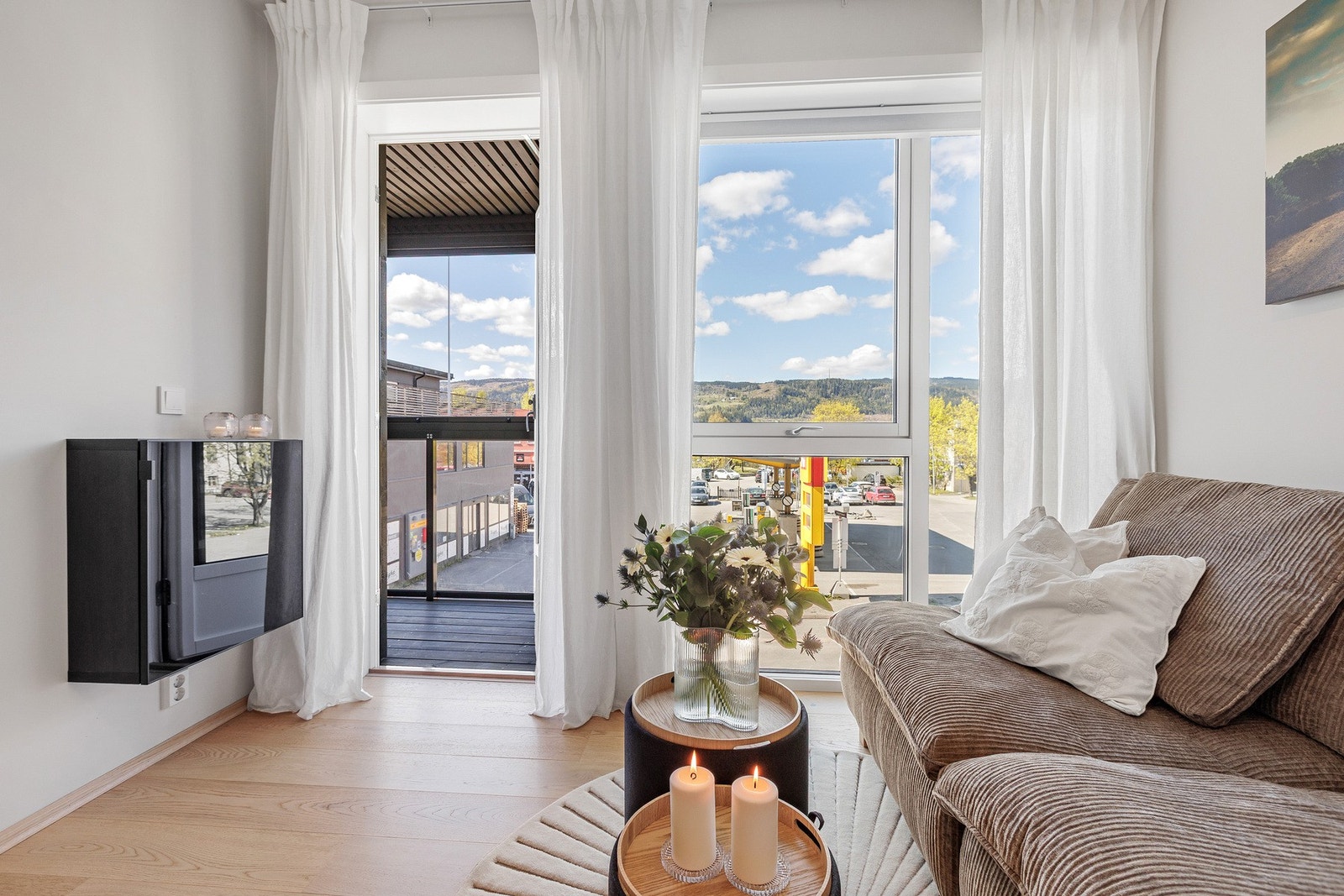 Fra stuen er det utgang til en hyggelig innglasset balkong som gir en fin uteplass i vår- og sommersesongen. Galleribilde