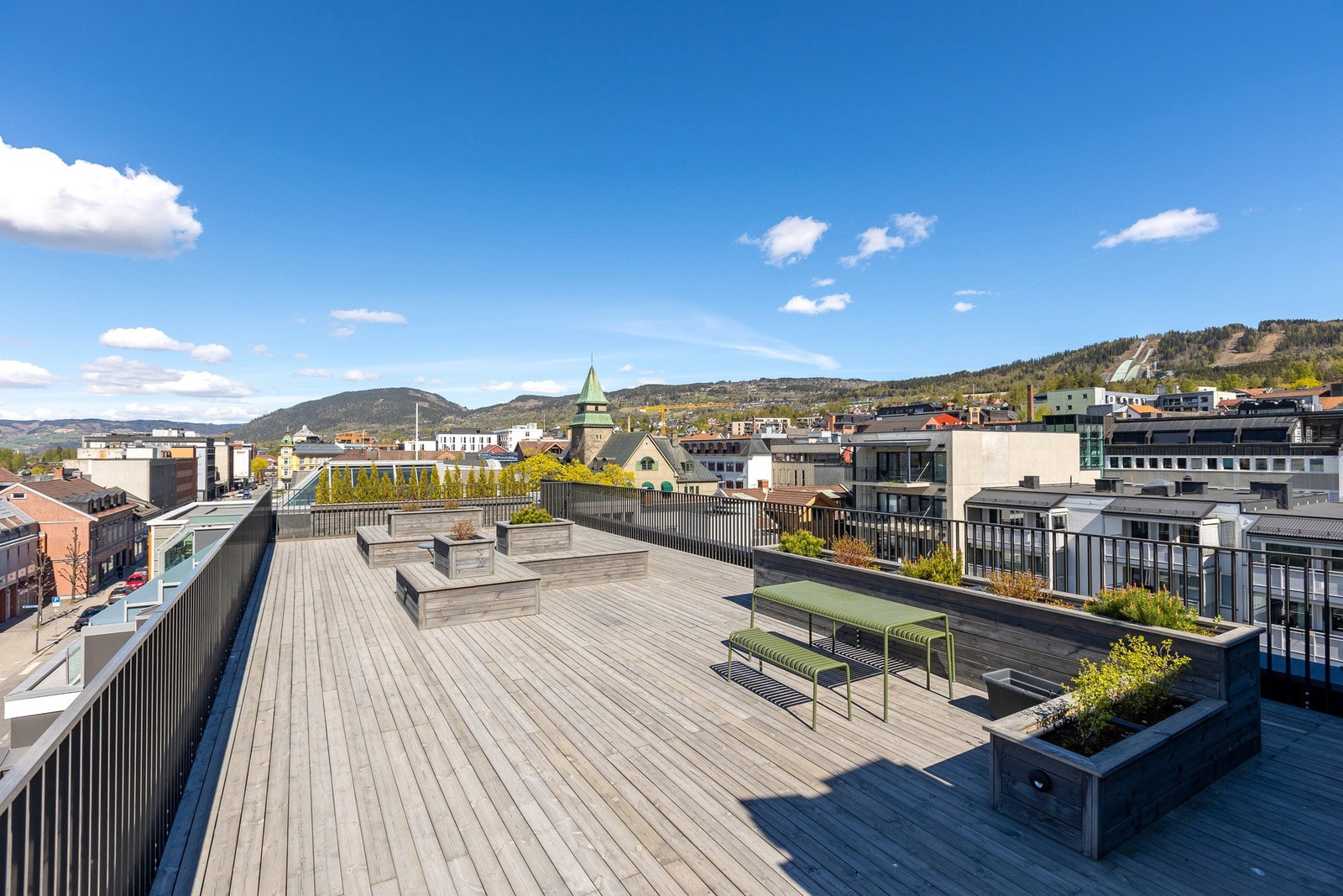 Sameiet har en stor og innbydende takterrasse til felles benyttelse - et herlig fristed med gode solforhold og flott utsikt over byen og de omkringliggende åsene. Galleribilde