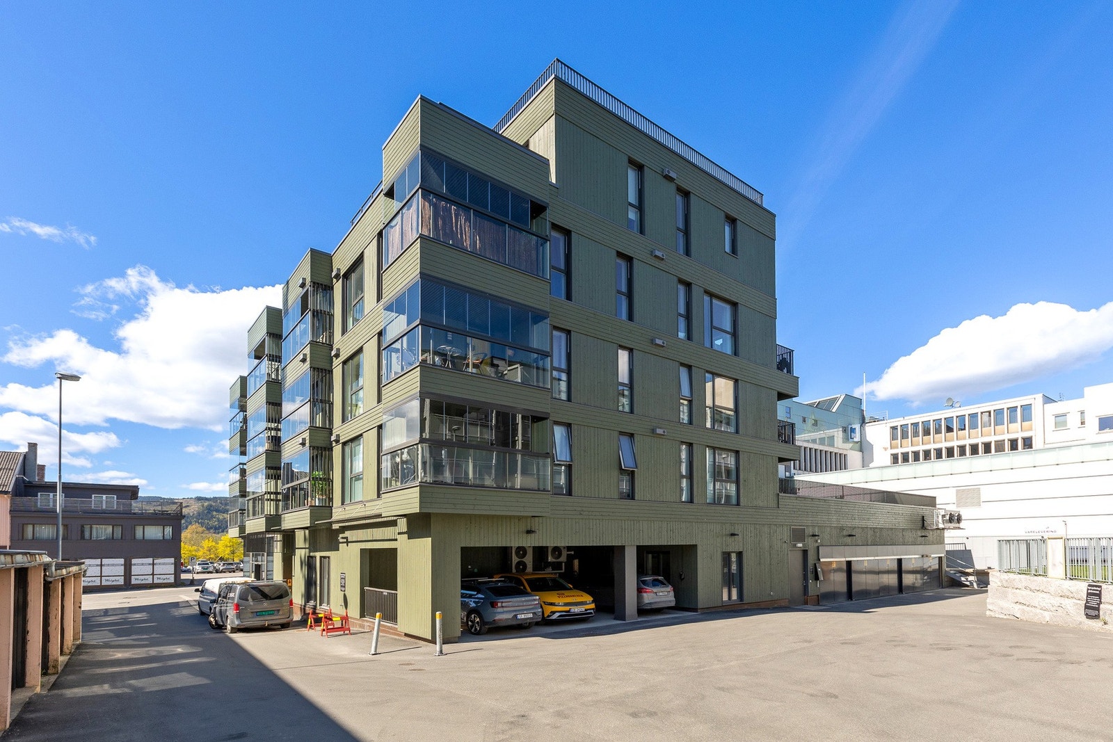 Innkjøring til garasjekjeller på baksiden av blokken. Galleribilde