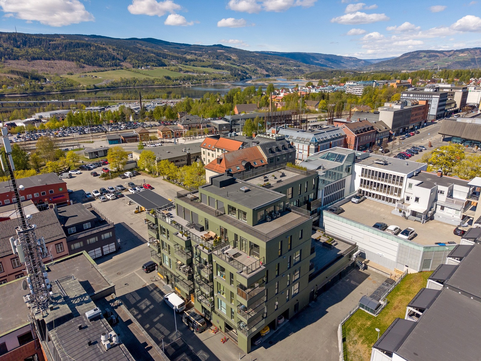 I Kuben bor man med umiddelbar nærhet til Gågata, Kulturhuset Banken, Lillehammer kunstmuseum, kino og Gamle Norges Bank med restaurant. Galleribilde