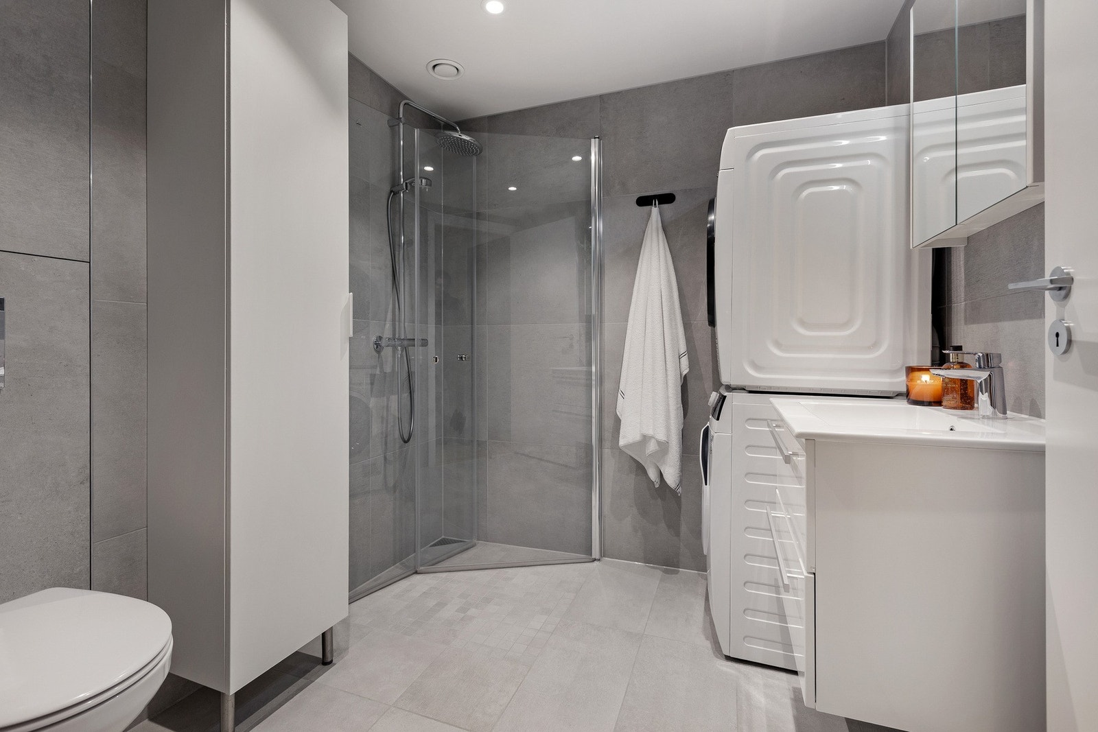 Badet fremstår moderne og delikat med flislagte overflater og elektriske varmekabler i gulv. Galleribilde