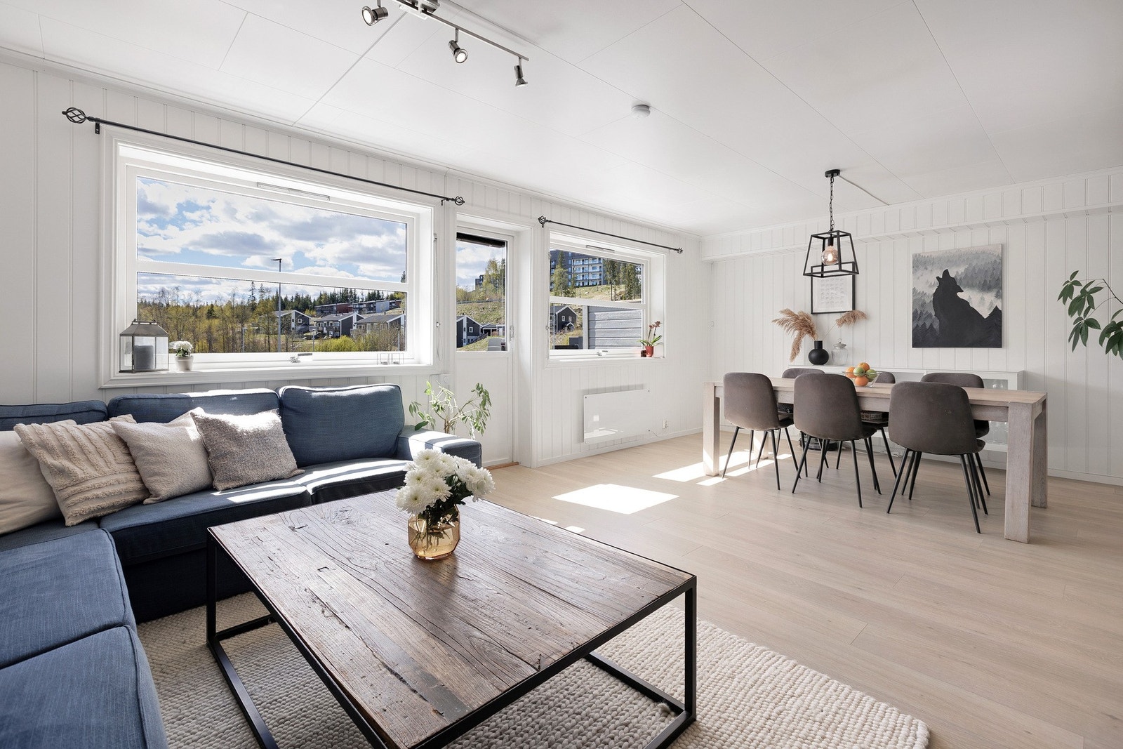 Leiligheten er over ett plan med loft og er praktisk innredet. Galleribilde