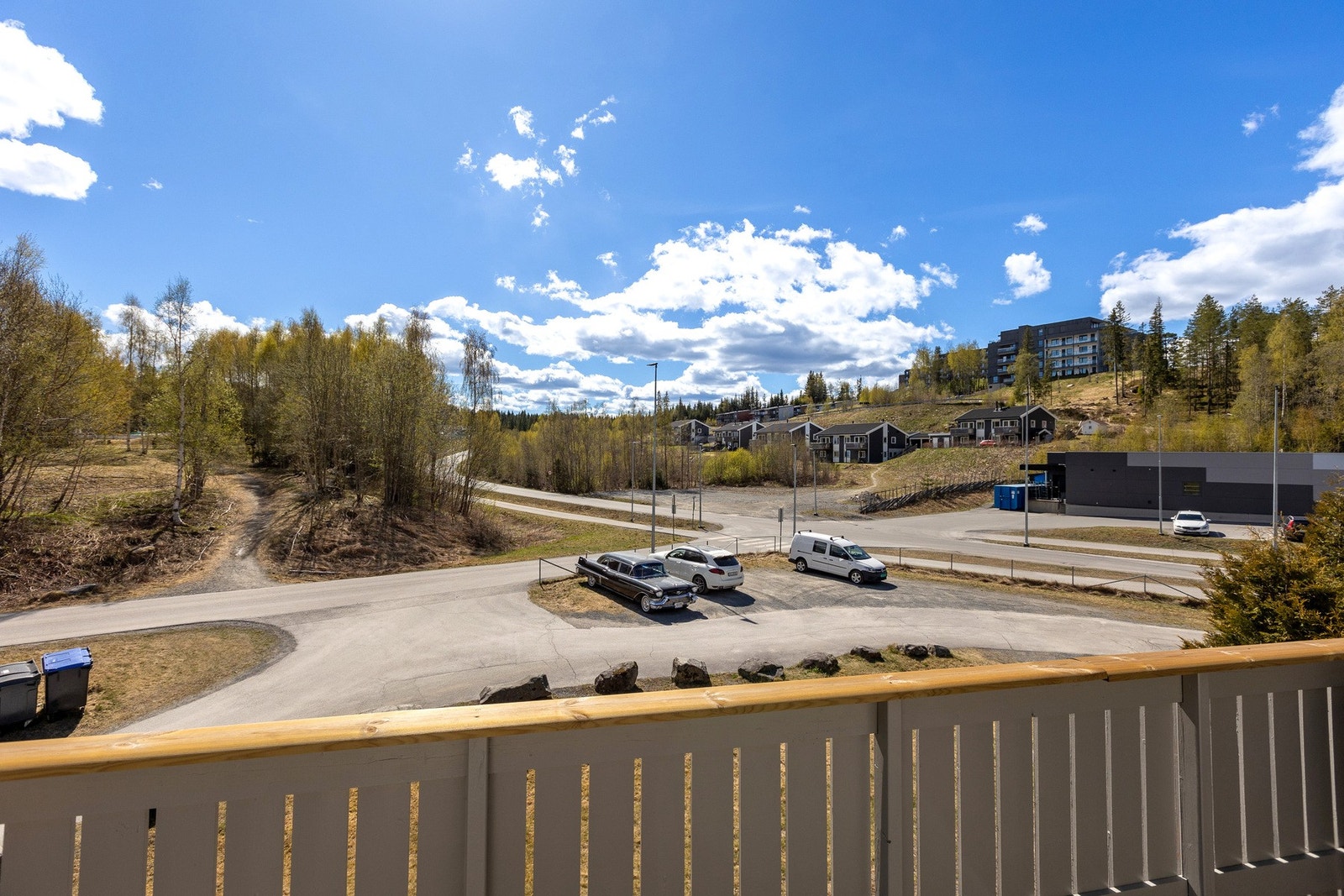 Asfaltert gårdsplass og adkomsten gruset. Galleribilde