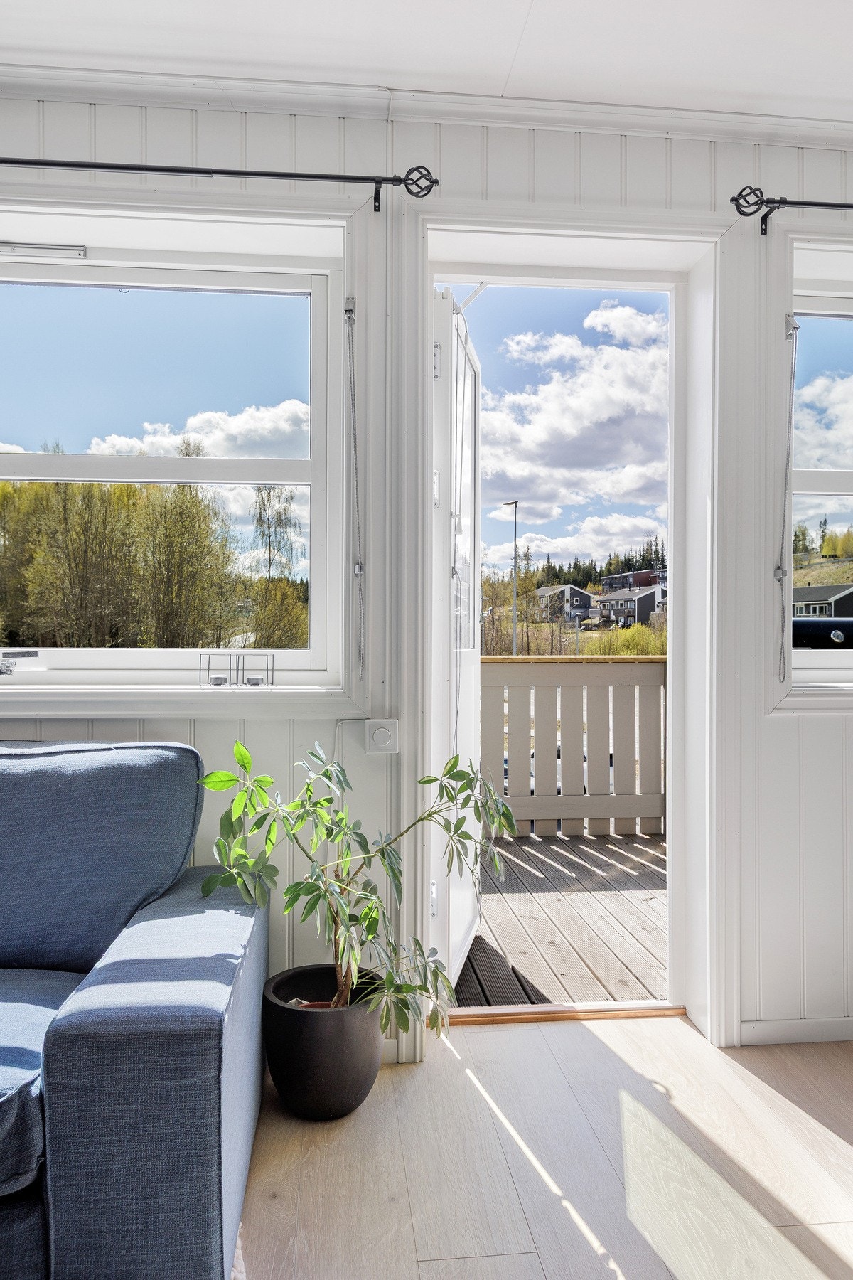 Fra stuen er det utgang til en romslig og solrik terrasse med god plass til utemøblene. Galleribilde