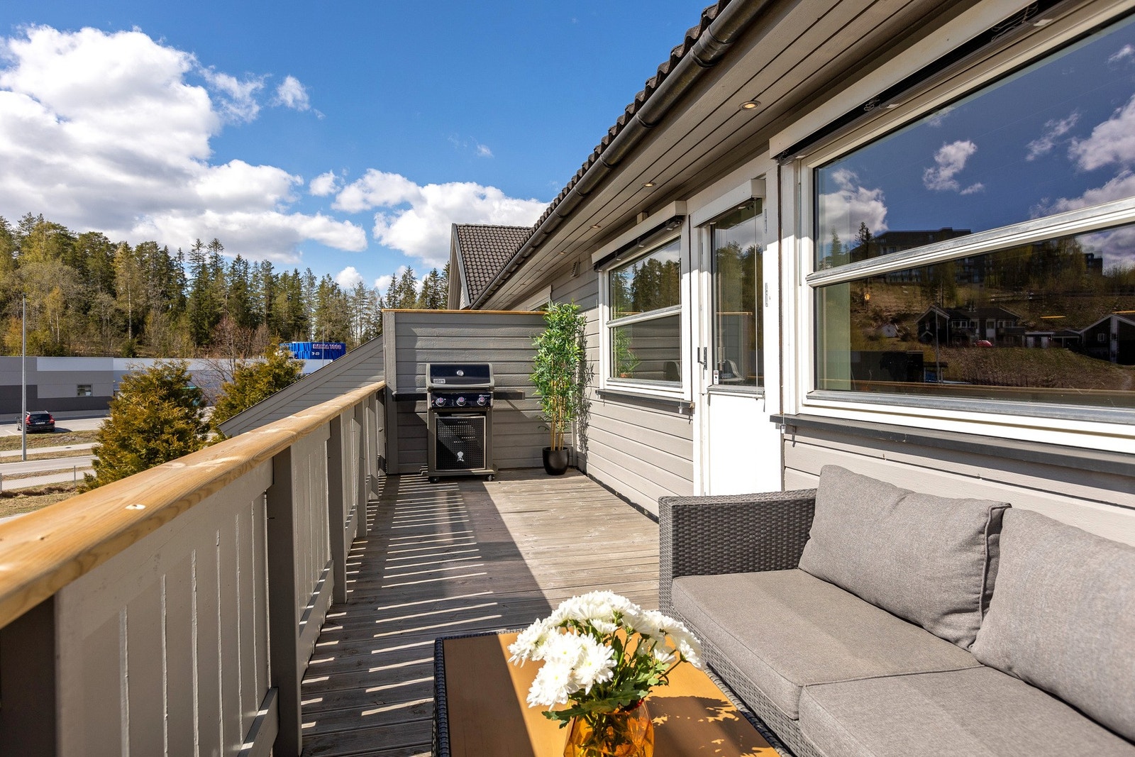Terrassen har god plass til både sofagruppe og spisebord og stoler. Galleribilde