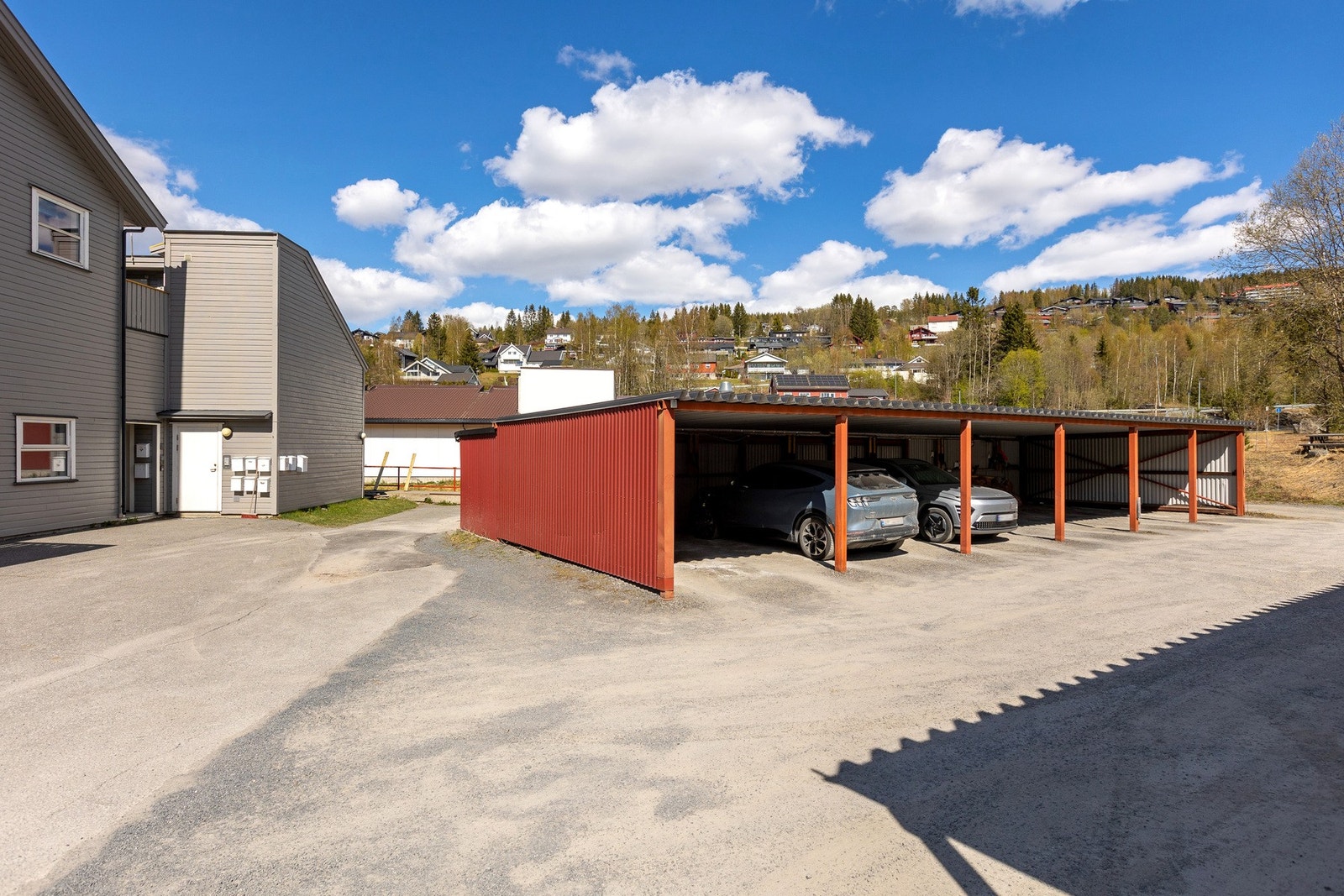 Det medfølger én plass i felles carportanlegg og én fast plass utenfor til denne leiligheten. Galleribilde