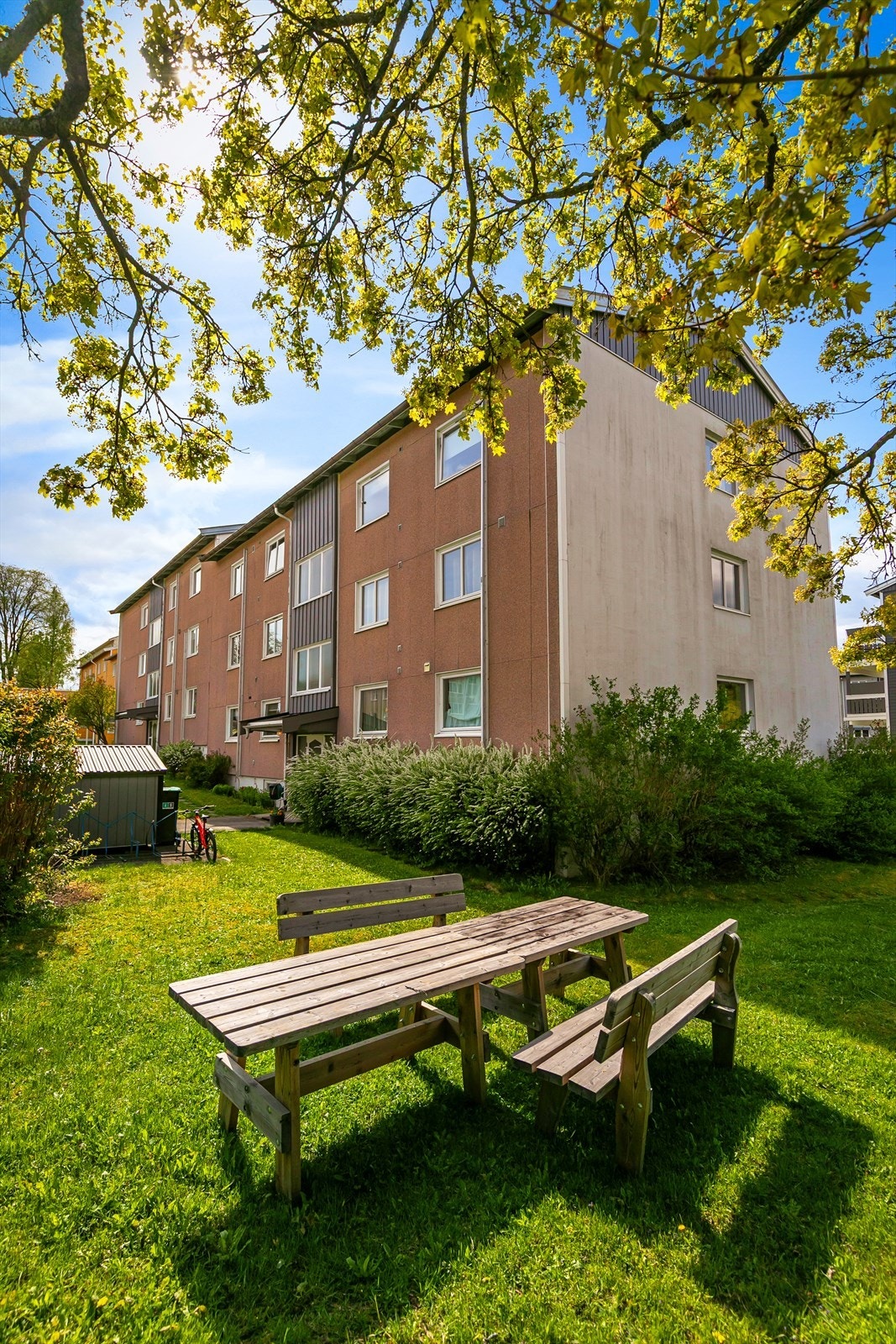 Boligsameiet Løkeberg IV består av 12 boligseksjoner. Området består av både leiligheter, rekkehus og større boliger. Her bor det både unge og godt voksne samt barn i alle aldre Galleribilde